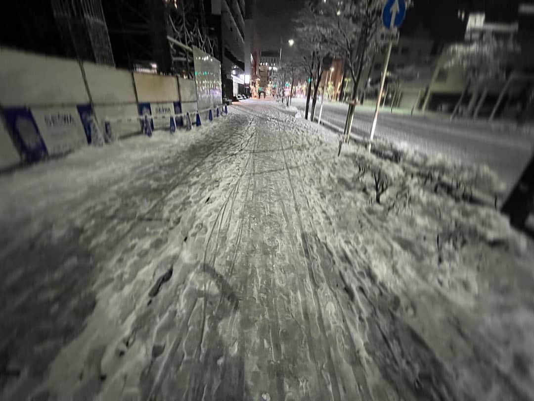 下村彩里さんのインスタグラム写真 - (下村彩里Instagram)「木曜日は東京で大雪に🤭❄️  最初降り始めは、 "綺麗〜✨"と興奮していましたが...  完全に油断した靴を履いていた私は、 ロケや中継では、 #スローモーション でしか動けず... (カナダのカルガリーに1年半住んでいた経験いかされず笑)  ペンギン歩き🐧でなんとか乗り切りました！  まだ東京も一部雪が残っています。 車の運転や歩行に気をつけてお過ごしください❄️ . . . . #テレビ朝日屋上 #さりさん　と #雪祭り　❄️ #さいりとさり #名前は一文字違いの #バレエっ子 #1枚目　は #iPhone の #カメラレンズの数を #数えている瞬間。🤫 #最近のiphoneは #カメラレンズ が #多いな〜🤣 . .  #住田紗里　アナ@sarisumita_ex  #Photoby#富川さん　📷✨ . ※撮影時のみマスクを外しています #下村彩里  #雪#東京雪#湯島天満宮#雪だるま#snowman#snow」1月9日 0時41分 - sairi.shimomura_ex