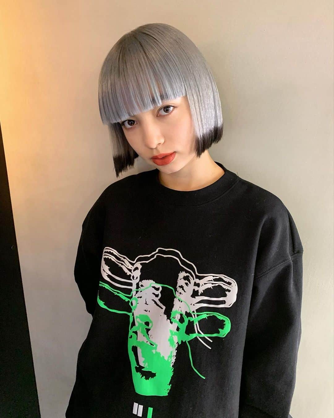のインスタグラム：「今予約するとクーポンがお得になってます✨✨ MORIYOSHIのご予約はお早めに🙏  @je_suis_manon2 ちゃんを暖色の残留から、成人式限定カラーにイメチェンしたよ🎨  #カラーファンタジー #カラーソリューション #カラータイムセス #プラチナプログラミング #カラーデザインの時代  こちらのオススメのメニューはカットハイブリーチカラーカラーバターになります☝️  ブリーチの回数、予約するときのメニュー、料金、色落ちなどわからないことはご気軽にDMにてご相談下さい‼️  艶ハイトーンを体験したい方や 色落ちの綺麗なカラーはMORIYOSHIにお任せください💪  艶ハイトーンは育て方が大事！！」