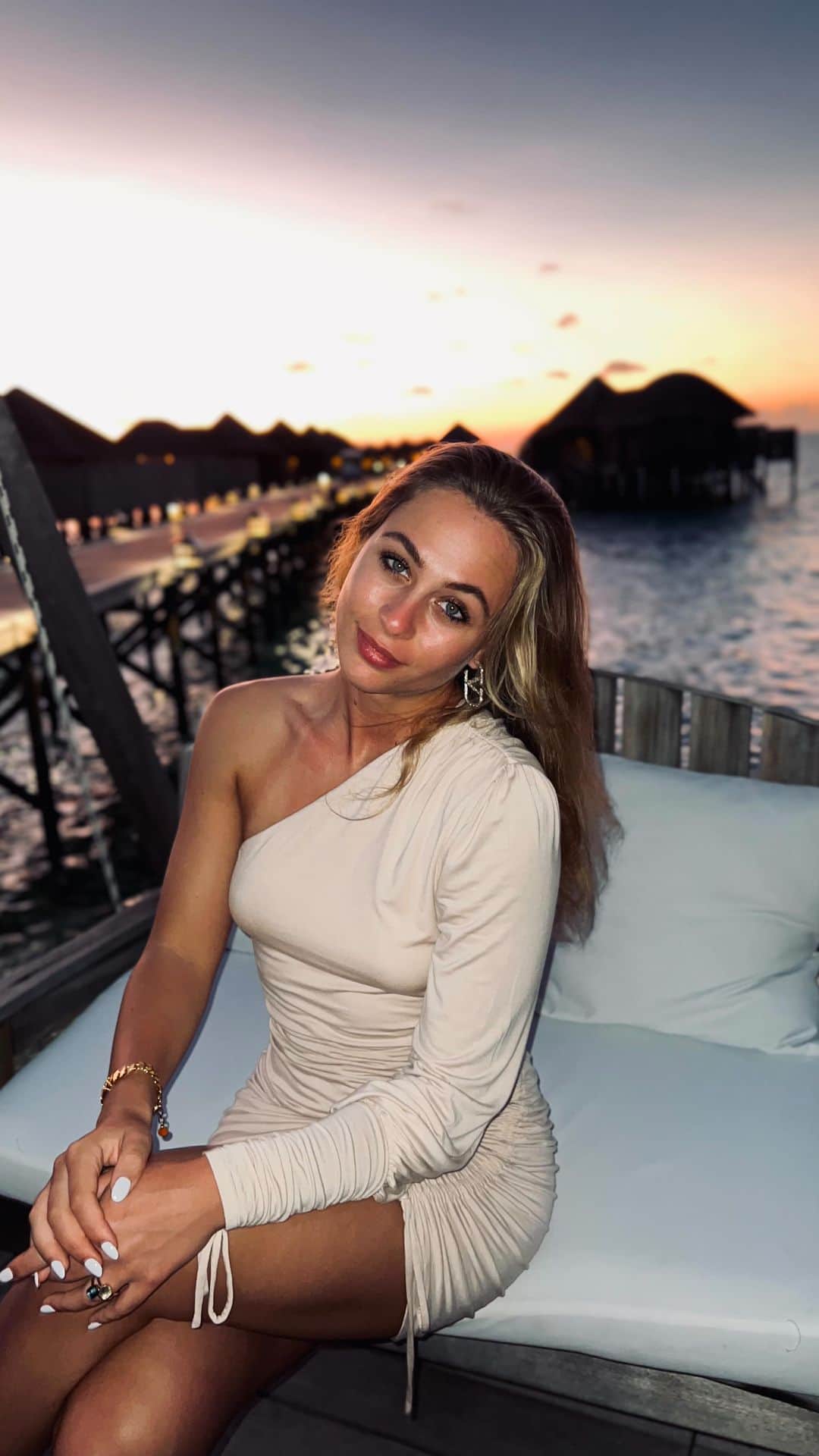 のインスタグラム：「Holiday recap in 30sec 😌Definitely had an amazing Christmas and New Years period 🤍🎊 // @laetizia.floersch // #sophia #sophia99 #changeagent #racegirl #racing #motorsport #holiday #skiing #sea #maldives #lech」