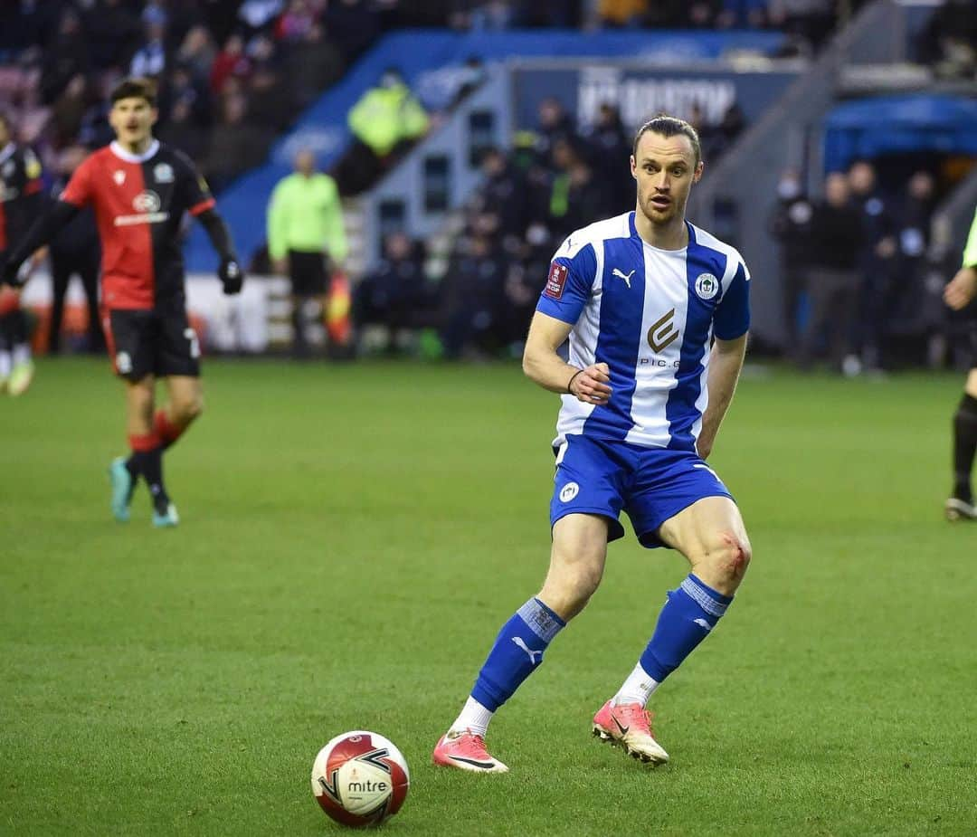 ウィル・ケインのインスタグラム：「Great to be back in front of our fans at the DW and in the hat for the next round 😁🎩」