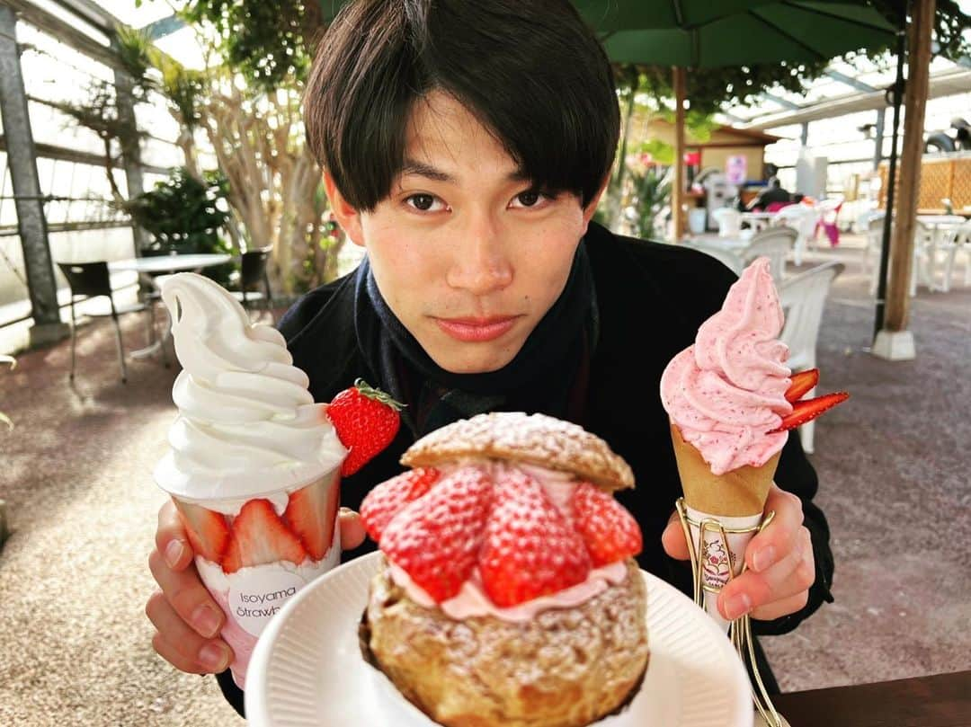 飯田貴之さんのインスタグラム写真 - (飯田貴之Instagram)「.  #磯山観光いちご園 #さすがにしんどい #でもおいしかった #ストロベリーボンボン改名してました #いちごスムージーパフェ #濃厚いちごソフトクリーム #いちごのシュークリーム #マラソンに向けて糖分チャージ完了 #成人の日 #地元の成人式にも少しだけお邪魔してきました #恩師に会えました #後輩のみんなごめん #明日戻ります笑」1月9日 14時28分 - takayukiiidaphoto