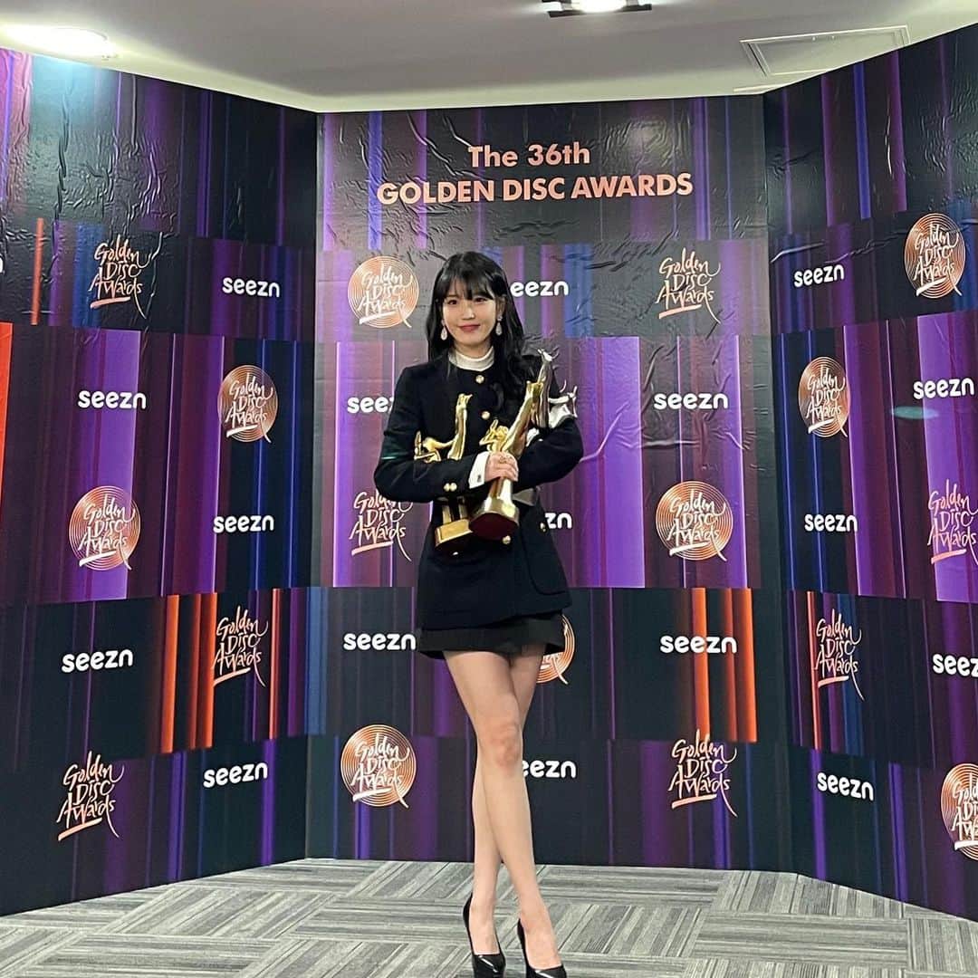 IUのインスタグラム：「골든디스크 🏆 🏆 🏆  Special thanks to IU BAND❤️」