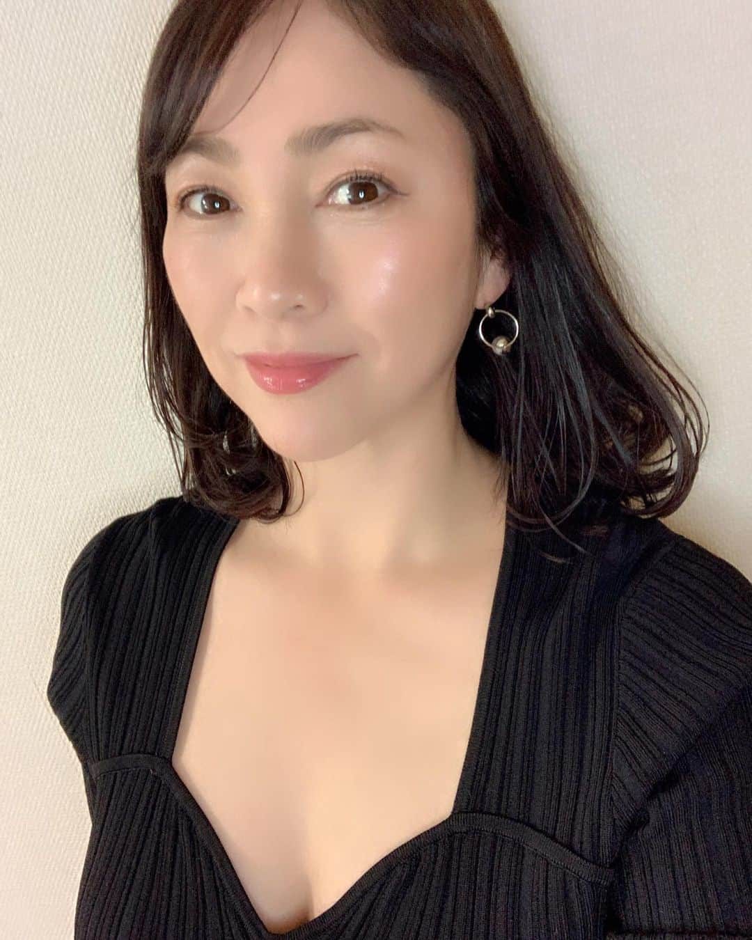 田中悦子さんのインスタグラム写真 - (田中悦子Instagram)「今日は成人の日ですね❣️ 成人の方は私のインスタ見てないでしょうが😂 おめでとうございます㊗️  私の息子も今年の5月で20歳になりますよ☺️ 本当に成長が早くてびっくりです❣️  一緒にお酒を飲む日までもう少しだね←どんだけ好きなのか😂😏😎🍷  #成人の日  #息子も今年20歳 #アラフィフ女子 #アラフィフ #アラフィフファッション #アラフィフコーデ #50代 #大人女子 #大人コーデ #大人ヘア」1月9日 15時16分 - etsuko.reborn25