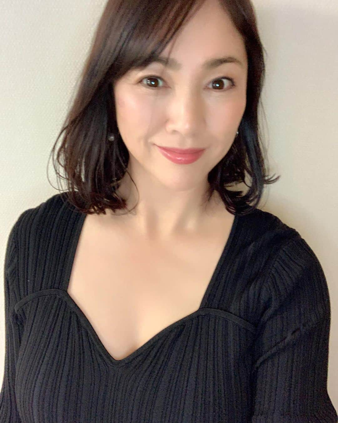 田中悦子さんのインスタグラム写真 - (田中悦子Instagram)「今日は成人の日ですね❣️ 成人の方は私のインスタ見てないでしょうが😂 おめでとうございます㊗️  私の息子も今年の5月で20歳になりますよ☺️ 本当に成長が早くてびっくりです❣️  一緒にお酒を飲む日までもう少しだね←どんだけ好きなのか😂😏😎🍷  #成人の日  #息子も今年20歳 #アラフィフ女子 #アラフィフ #アラフィフファッション #アラフィフコーデ #50代 #大人女子 #大人コーデ #大人ヘア」1月9日 15時16分 - etsuko.reborn25