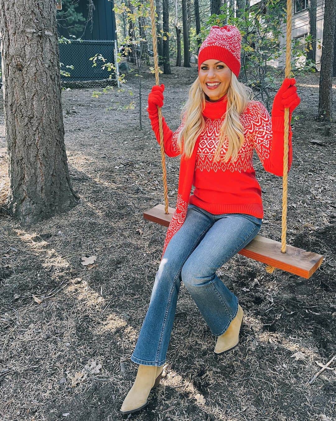 キャンディス・キャメロン・ブレのインスタグラム：「Swipe to add a daughter 🥰 NEW @candacecameronbureclothing coming Monday, 1/10! Clothing will start to slowly drop on qvc.com starting at Midnight EST and I’ll be on @qvc throughout the day ❤️💙  If you haven’t shopped what we already have, you can check out those items through the link in my bio. See you Monday!」
