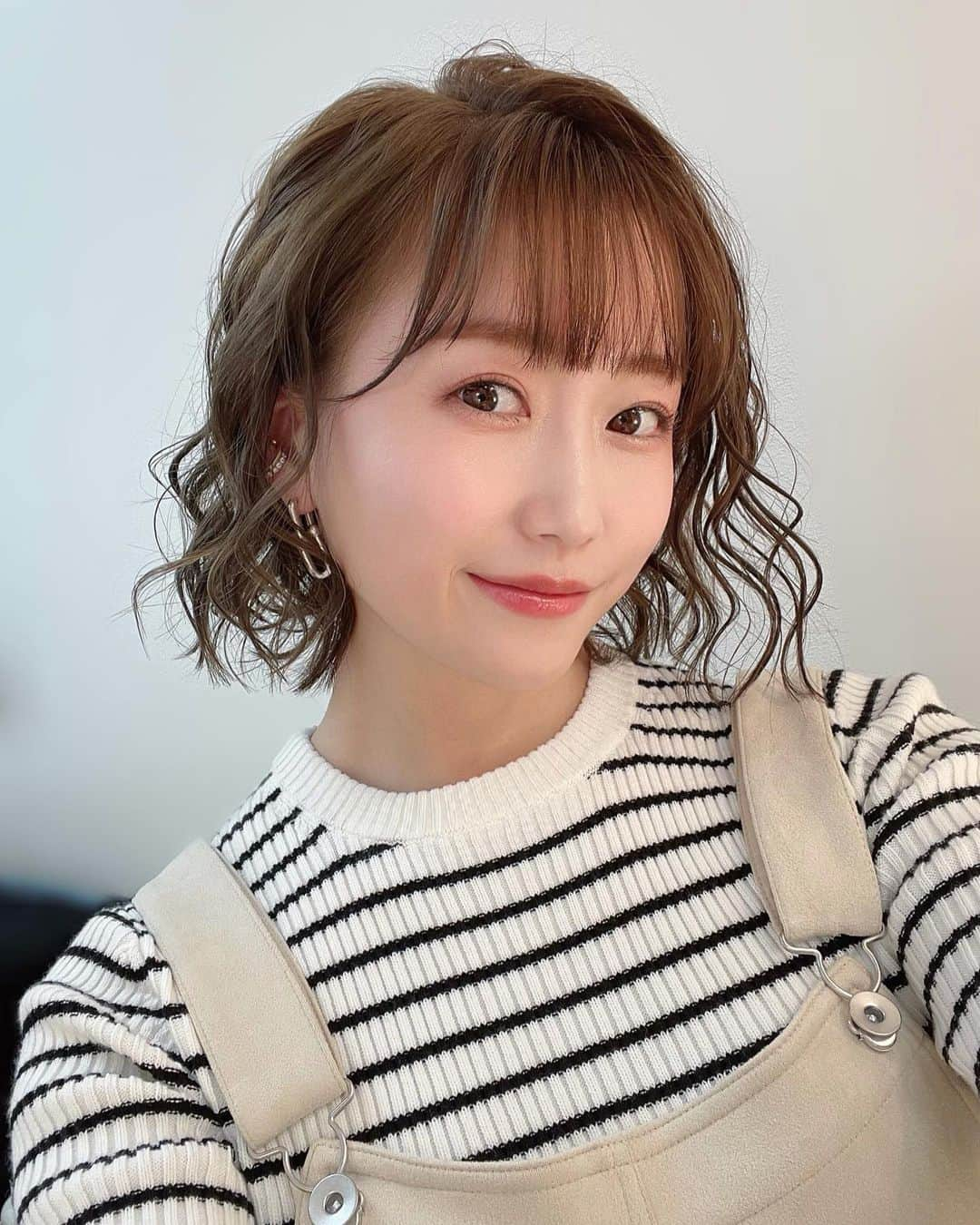 津田麻莉奈さんのインスタグラム写真 - (津田麻莉奈Instagram)「#おはよーちゃん 昨日のヘアメイク💄 アイメイクは赤系で 髪はふわふわに巻いてもらいました✨ 衣装　@dolce._official   中央競馬3日間開催に伴い 「VANで勝ち馬さがしてみませんか」 今日も17時から生放送です〜 ぜひご覧ください🙌  JRA-VAN YouTubeでは 指数とデータから導き出された シンザン記念の推奨馬を公開中💁🏼‍♀️ ▶️ https://youtu.be/q3tWaY3CnfA (ストーリーとTwitterにリンクあります)  津田麻莉奈の「ばんば塾」 ▶️ https://youtu.be/Nh7NbTS9tuo 今日の帯広11Rの予想公開中💁🏼 (ストーリーとTwitterにリンクあります)  ––––––––––––––––––––––––––––  #gm #おはよう #メイク #ヘアメイク　 #ヘアアレンジ #ツヤ肌 #ツヤ肌メイク  #衣装#コーデ #ootd#美容　 #outfitoftheday  #coordinate  #makeup  #まりなる #津田麻莉奈」1月9日 7時49分 - tsudamarinal