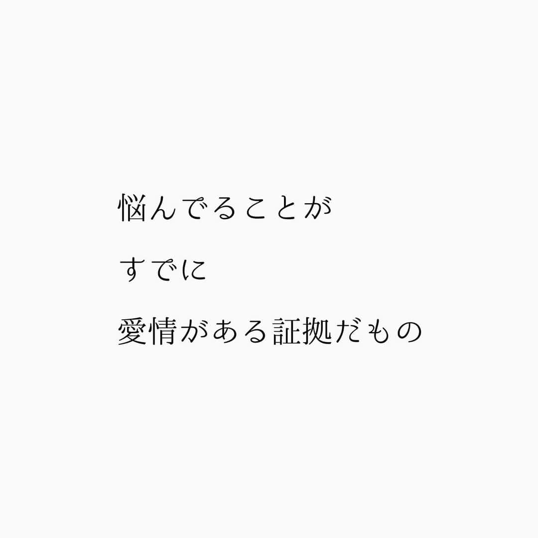 堀ママさんのインスタグラム写真 - (堀ママInstagram)「社会でこうあるべき みたいになってることは そこから外れると しんどかったりするのよね  長いお休み中で ずっと一緒にいると 余計にその気持ちが しんどかったりするわ  兄弟姉妹や友人の家族が うまくやってるように見えると 余計に比べちゃったりとかね  親は親で 子どもを愛せないのは 自分が悪い親だからだと思ったり  子どもは子どもで 自分が悪い子だから 親が愛してくれないと思ったり  親だって 子どもだった時代があるから その両方の気持ちが 同居してたり  ひとはひと よそはよそ うちはうち  みんないろいろだもの  しんどい時に襲ってくる 「常識」なんてクソ 振りかざされる 「正しさ」もクソ 人が言う 「あたりまえ」もクソ  いやーんお下品 クソクソ言ってたら 詰まって便秘起こしちゃうわね  トイレで ドバーッと出して ジャバーッと流して 忘れちゃいましょ❤️  いいのよ 「普通」も「常識」も とりあえず 横に置いてみるのも大事よ そしてね  SOSを出すのも大事よ  #家族 #親子 #休暇 #辛い #愛情 #あたりまえ　#普通 #常識 #大丈夫」1月9日 8時10分 - hori_mama_