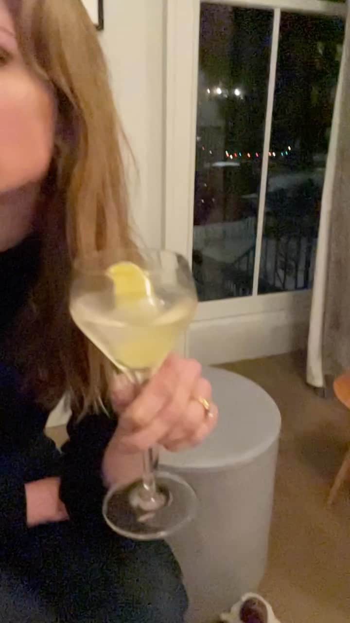 クレア・コフィーのインスタグラム：「Or you could do dry martini January? @forthave_spirits #DryMartiniJanuary」