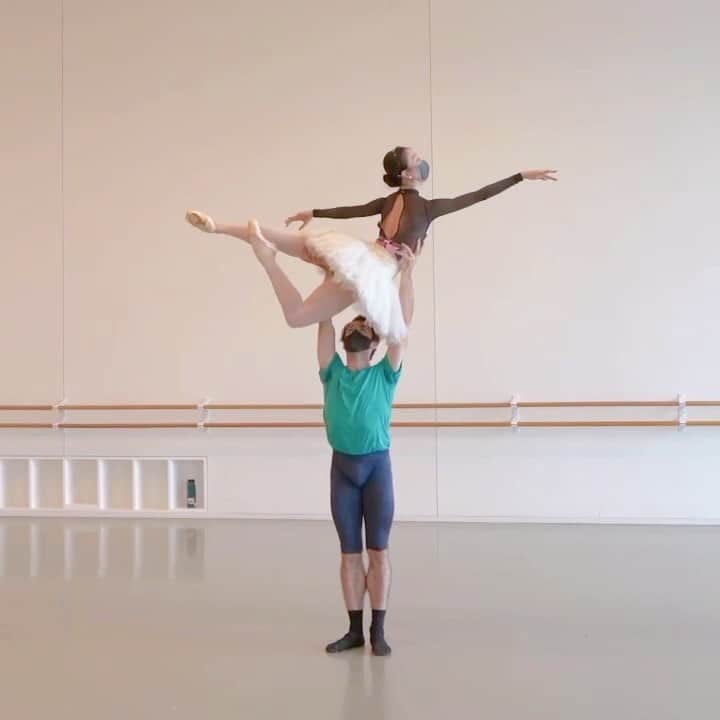 加治屋百合子のインスタグラム：「• Throwback to rehearsing “Nutcracker” Sugar Plum Fairy and Prince with @connorlwalsh🤴🏻  コナー君と「くるみ割り人形」金平糖の精&王子のリハーサルより。  💓 Leotard / レオタード :@stina_official_   🩰Pointe shoes/ ポワント: @virtisse  #ballet #ballerina #dance #dancer #artist #asian #japanese #houstonballet #rehearsal #studio #houston #leotard #nutcracker #バレエ #バレリーナ #ダンス #ダンサー #アーティスト #リハーサル #くるみ割り人形 #レオタード」