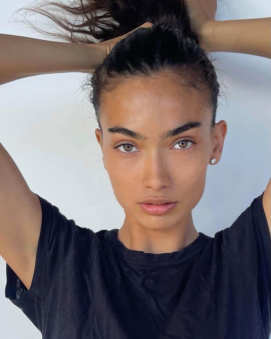 ケリー・ゲイルのインスタグラム：「Hair up or down?🙂🙃」