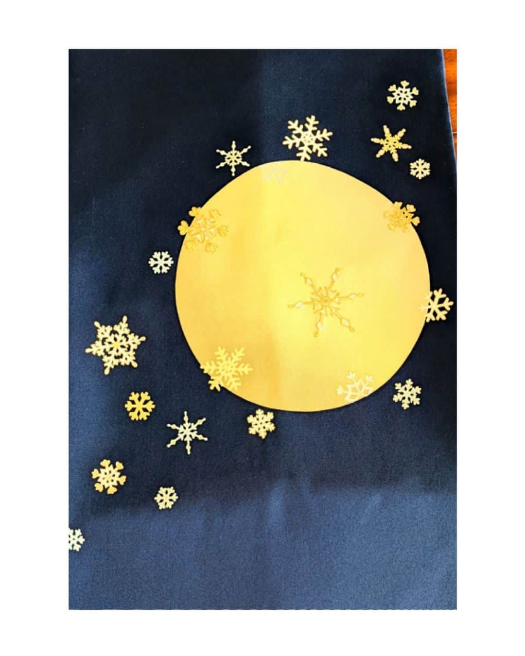 川村亜紀さんのインスタグラム写真 - (川村亜紀Instagram)「私だけのオリジナルの満月の帯を誂えました🌕 お月様のお柄の帯は沢山ありますが、自分の好みのものが無かったので #長吉呉服店さん に製作していただきました。 満月の部分をグラデーションにしていただき、雪の結晶の大きさも指定させていただき、結晶のお色も少しずつ変えて立体感を出していただきました。 華美になり過ぎず、ですがお月様が周りを明るく照らしてくださる美しい優しさが伝わるように✨ 袷の時期に活躍する帯がまた一つ増えました。 長吉呉服店さん、帯製作に関わってくださいました職人さんの方々ありがとうございました✨ #世界に一つだけの帯 #お誂え帯  #歌舞伎 をはじめ #お着物 や #日本の伝統 が長く守られ受け継がれますように。 #kimono #kimonocordinate #japanesekimono #japanesetradition #beautifultradition #lovekimono  #instakimono #기모노  #お着物 #日本の伝統 #お着物コーディネート #着物コーディネート  #お着物と帯 #お着物の魅力 #満月の帯  #オリジナルの帯 #長吉呉服店 さん #亜紀の和装記録」1月9日 10時18分 - _aki1015_