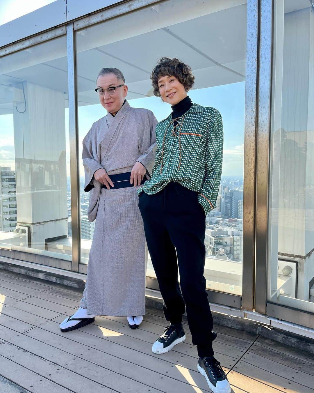 黒田知永子のインスタグラム：「. モデルごっこな仮面夫婦☺︎  「私が大きく見えるからあんた前に来なさいよ！」と言われて（3枚目）位置を交代→で、1、2枚目となりました。 遠近法を駆使する岩下氏。 私としては3枚目の写真が気に入ってるのですが…笑　 もみ手が可愛い🙌  「チコとハコのボンボニエール」をご覧頂いた皆様ありがとうございました。  #岩下尚史 @iwashita_hisafumi  #チコとハコのボンボニエール  #黒田知永子 #chiekokuroda」