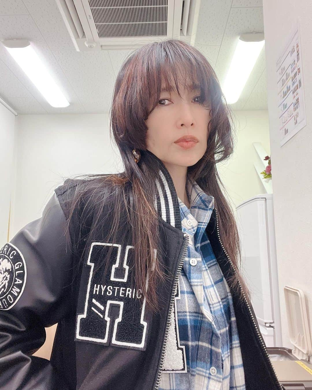 工藤静香さんのインスタグラム写真 - (工藤静香Instagram)「気がつけば、トータルでストライプがかなり入っているように見えるルック　笑  （都内スタジオにて）  バッグ @dior   ネルシャツ ジャケット @windandsea_wear  @hystericglamour_tokyo   ブーツ @neighborhood_official  @drmartens_japan」1月9日 10時49分 - kudo_shizuka