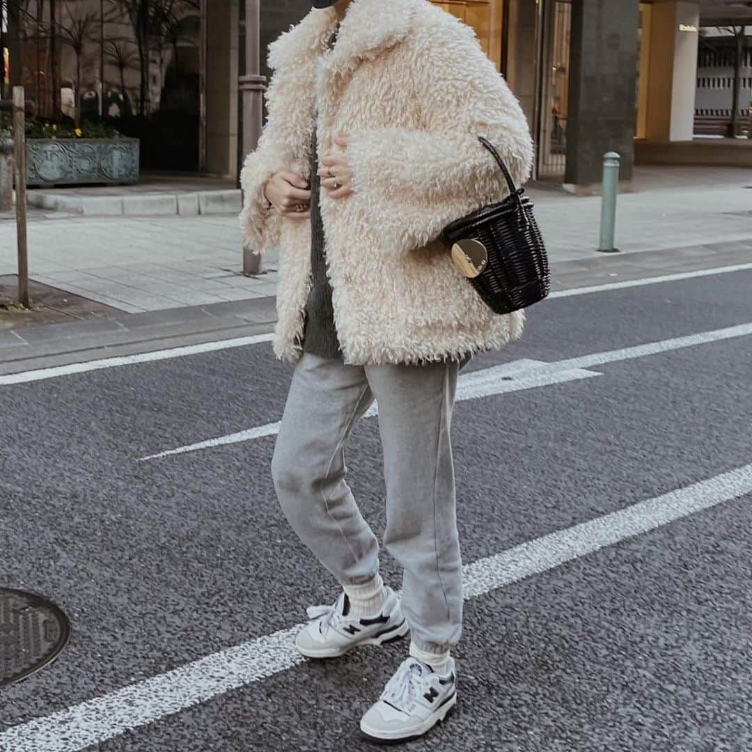 正中雅子のインスタグラム：「昨日の服🐏  JK @think_fur  pt @machatt_  socks @wray.jp  sneaker @newbalance  bag @patou   展示会でオーダーしていたエコファーJKが温かくてお気に入り🌍🐏  ゆるく過ごしたい年末年始に活躍したスウェットPTは昔の　MACHATTだけどそんなに膝も出てなくて優秀やなーと再確認😂  #MACHATT #masaco服」
