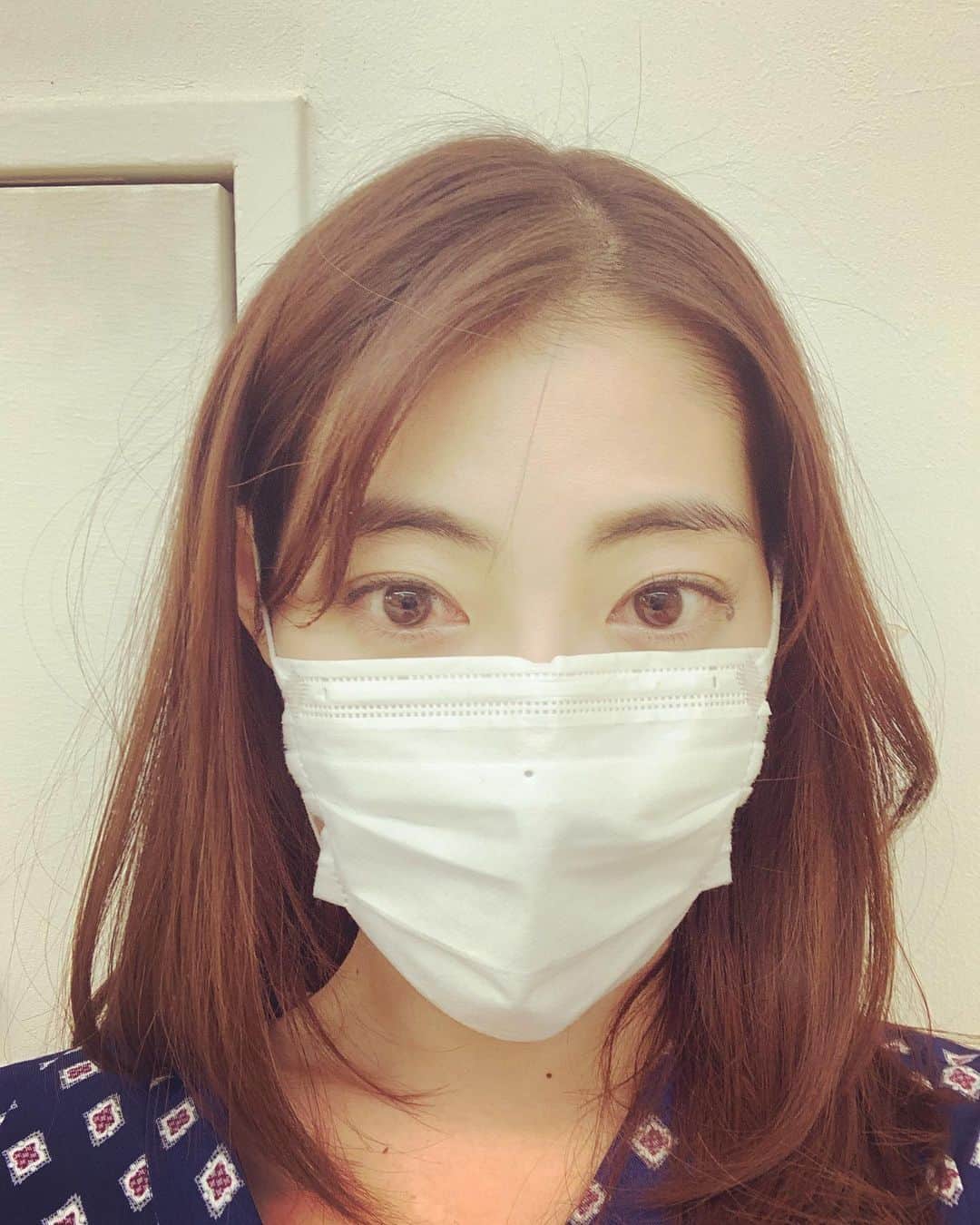 瀧本美織のインスタグラム：「ご覧の通り静電気すごいみたいで、指で触ると電気取ってくれるちっちゃな機械があってたまにそれで放電してます。 メイクさんありがとうう！   #ドクターホワイト  #麻里亜  #静電気の季節」
