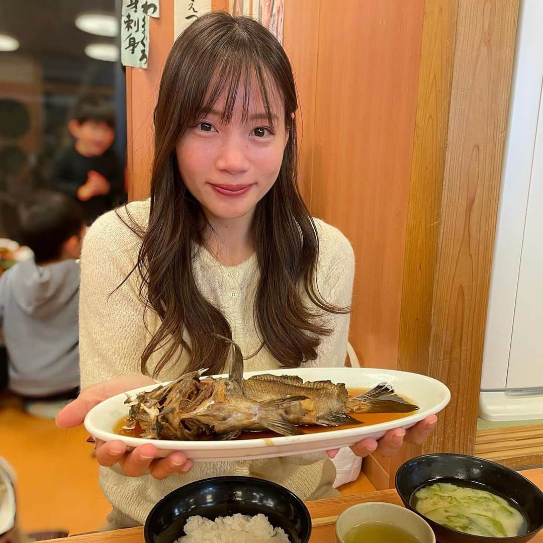 古田ちさこさんのインスタグラム写真 - (古田ちさこInstagram)「徳島グルメ!🐟  徳島のウェディングロケが前泊かつ午前便だったので前日は観光することができました☺️(昨年11月の話です🗓)  インスタで徳島情報を募ってみたら色んな方が回答してくれて特に人気だった鳴門の海鮮磯料理屋の［ びんび家 @binbi_ya ］さん🐟🐙🐚✨  鳴門の渦潮を観に行ったあしで夜ご飯に立ち寄りました🍚  煮魚定食もワカメのお味噌汁もおっきくて凄かった！シンプルに美味しい✨✨  煮魚にさつま芋添えてあるのが新鮮だったけど意外に美味しかった🥺鳴門だから鳴門金時だったのかな？？🍠  並んでたけれど回転も良くて思ってたより待たなかったし人気なのが納得のお店でした😆  友達が頼んでいた天ぷらもおいしかったよ〜🍤  フッ軽な友人が急遽徳島空港集合で参加してくれて色んなところに行けたのでまた徳島の観光情報アップします😉🚗💬  #びんび家#活魚料理#徳島#徳島観光#徳島グルメ#徳島ランチ#徳島旅行#鳴門#鳴門グルメ#鳴門市#磯料理#海鮮#海鮮料理#国内旅行#旅行記#旅行写真#鳴門の渦潮#鳴門海峡#narutouzumaki#女子旅#女子旅行#girlstrip2021」1月9日 11時39分 - chisakofuruta