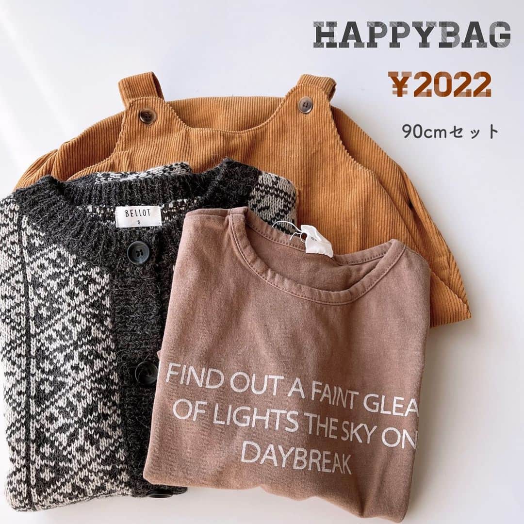 子供服CHIMOMEのインスタグラム：「➤➤ Infomation . 本日発売のHAPPY BAGのご紹介です . ➤コーデュロイサロペセット ￣￣￣￣￣￣￣￣￣￣￣￣￣￣ . カーデ、ロンT、サロペット お得な3点セットです . サイズ : 90cm 価　格 : ¥2022 . 1点のみの販売！早いモノ勝ちです☺︎ 本日21時OPEN !  ➤ CHIMOME ➤ https://Chimome.com . .」