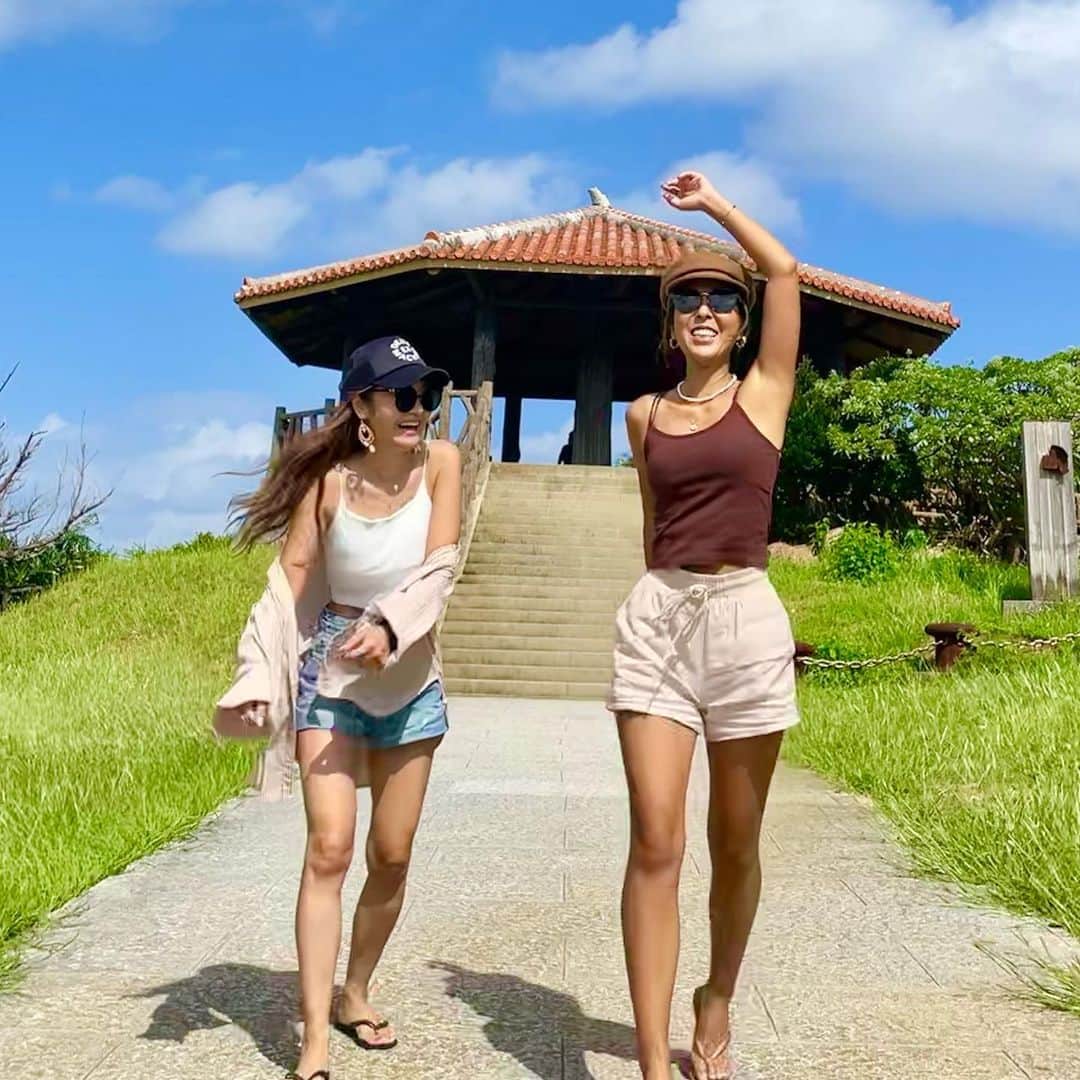 𝐂𝐎𝐂𝐎𝐍𝐀のインスタグラム：「♡♡  すっごく楽しそうな写真🥳 と、棒立ちの写真w 👆🏻なんで微妙な 3枚目を載せたかって 言うと…  正直言います。 細く写ってて 嬉しかったから🙈 それだけ🙏  #笑顔のループ #楽しい #sunnyday #晴れの日 #skyphotography #宮古島#タビジョ#沖縄 #genic_mag #genic_okinawa #beachtrip #田舎道 #naturephotography #大自然#青空フォト #空が好き #ダレカニミセタイケシキ#自然な写真 #躍動感」