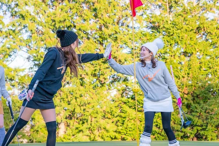 のインスタグラム：「⛳️ 今日この後13:30から！ BS12 ゴルフ女子ヒロインバトル ぜひご覧ください🦦❤️  せいらちゃんに沢山助けてもらって 2人で頑張ってますー❤️✨  パーカーコーデかわいいなぁ🥺❤️ 私がデザインしたこのACEパーカーは プロフィールトップURLから購入できます☝️✨✨ みなさんからの買ったよーって報告 とっても嬉しいです❤️  ありがとうございます❤️」