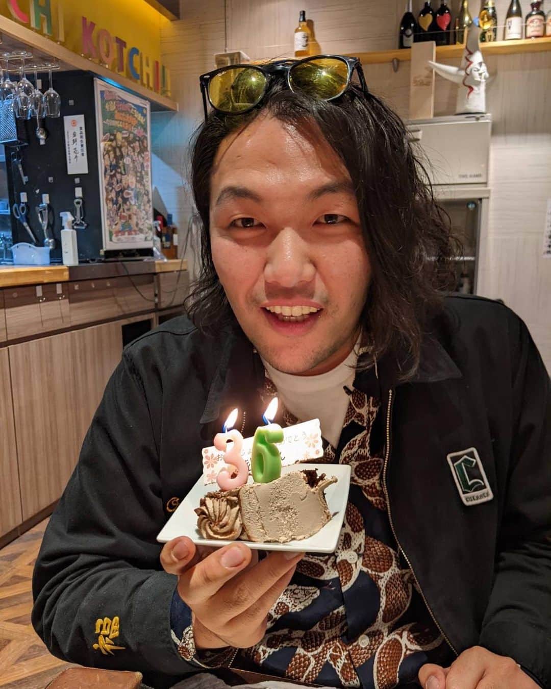 盛山晋太郎のインスタグラム：「誕生日を迎えまして36歳になりました！ 皆様メッセージありがとうございますー！ 同期との新年会で、誰もケーキの火を消すところを撮ってくれなかったのでこの写真は自分でお願いしたやつです。ケーキを用意してくれたのはスタッフさんです！しかも完全に割り勘でした！めっちゃ同期やん！少しは祝え！ でも憧れの矢田亜希子さんとプレゼント交換をさせてもらったので僕は大喜びです！ 良い一年にします🤲🤲」