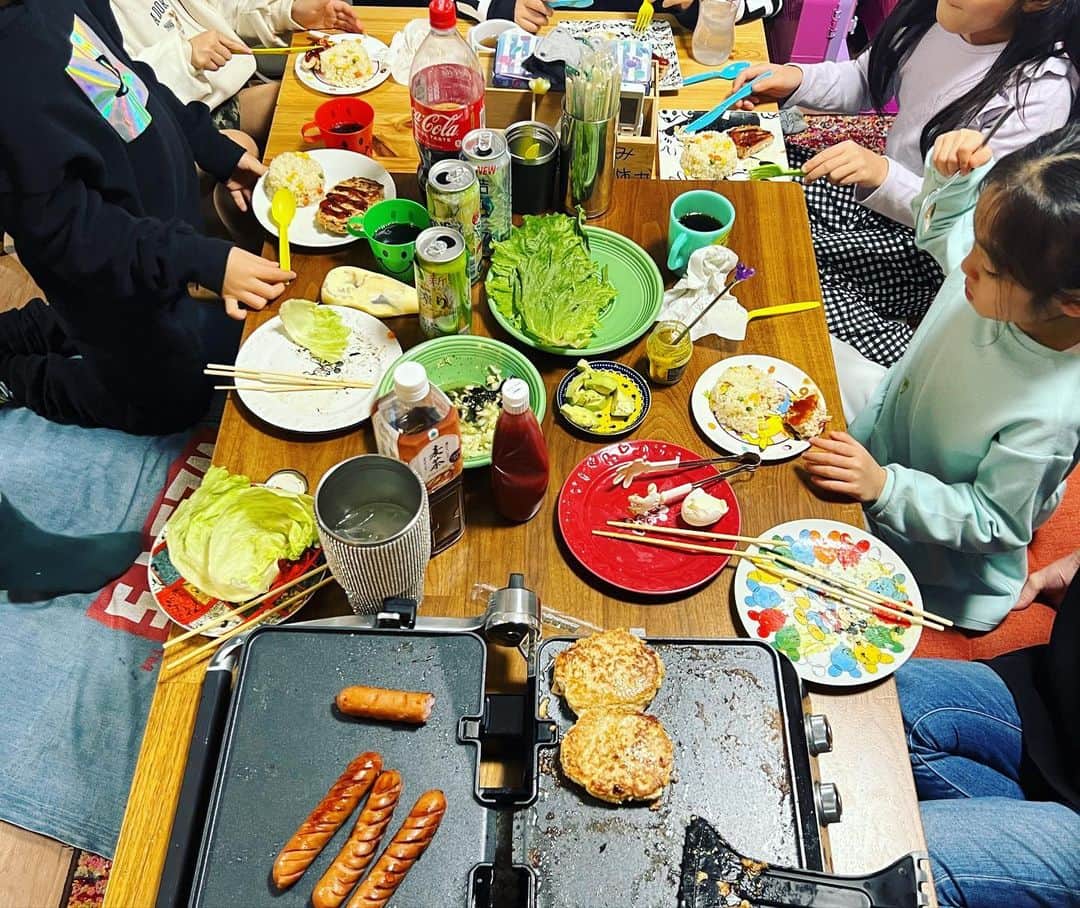 西山茉希さんのインスタグラム写真 - (西山茉希Instagram)「#西山食堂 #常連組新年会  我が家にスタンバイしていた秘密兵器鉄板を出動させる。  BBQなのかお祭なのか給食なのか。 みんなが楽しければなんでもいい。  #食べ放題 #飲み放題 #過ごしたい放題  子供達には自由を。 大人達にはマフラーを。  年始の元気なご挨拶🌈🐯🌈  Dearボスママ 食堂の楽しみ方増えました。 イェイイェイイェイっ🎶 ありがとふ。」1月9日 13時01分 - maki.nshiyama50