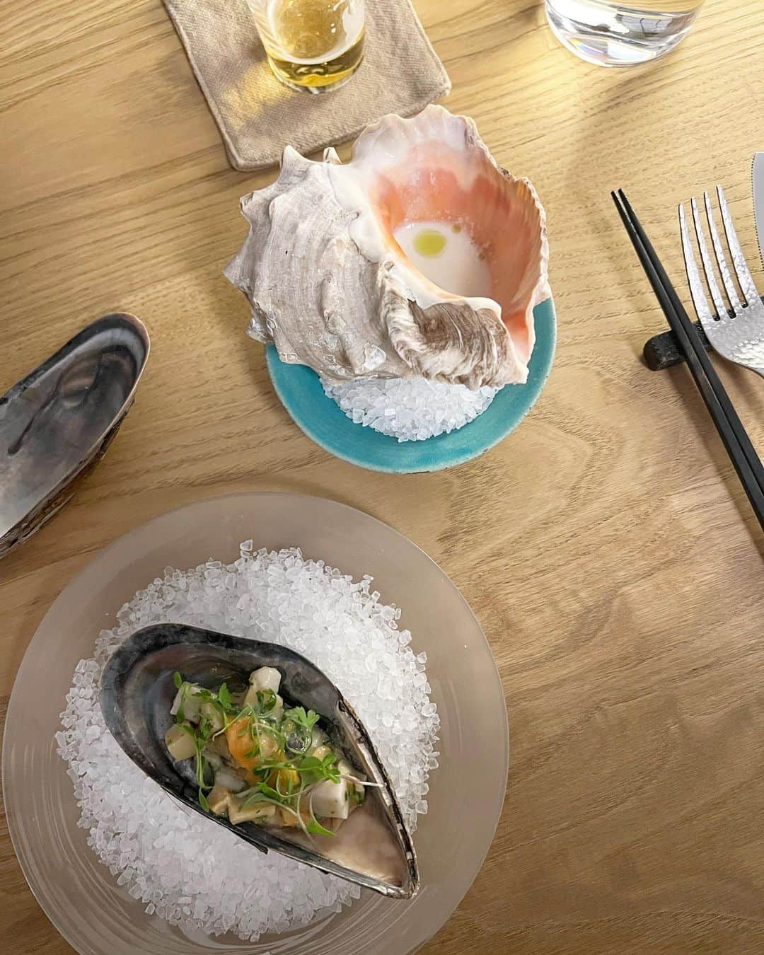 井上晃子さんのインスタグラム写真 - (井上晃子Instagram)「前日に決めた生口島瀬戸田🍋予定を立てずに感受性を活かして旅すると結果収穫が多くいつも何かに繋がってゆく。  "故きを温ねて新しきを知る"ということを感じる空間、 あたたかいおもてなしの心を感じつつも程よい距離感がわたしには心地良く"また訪れたい"と強く思わせてくれる魅力溢れるお宿　@azumi.______   晴れの日が多いこの島、 自然の恵みが多く波動の高さを感じました。😌この場所で大切に育てられたお野菜やお米、瀬戸内海のお魚 どれも美味しくて心が潤う。  色々と未来に繋がるインプットができたような  人生一度きり、私自身を愛して 愛されるものづくりを目指したいもの  そして本日も旅に出る予定… #瀬戸田#エコレモン#💛」1月9日 13時29分 - akiki_2015
