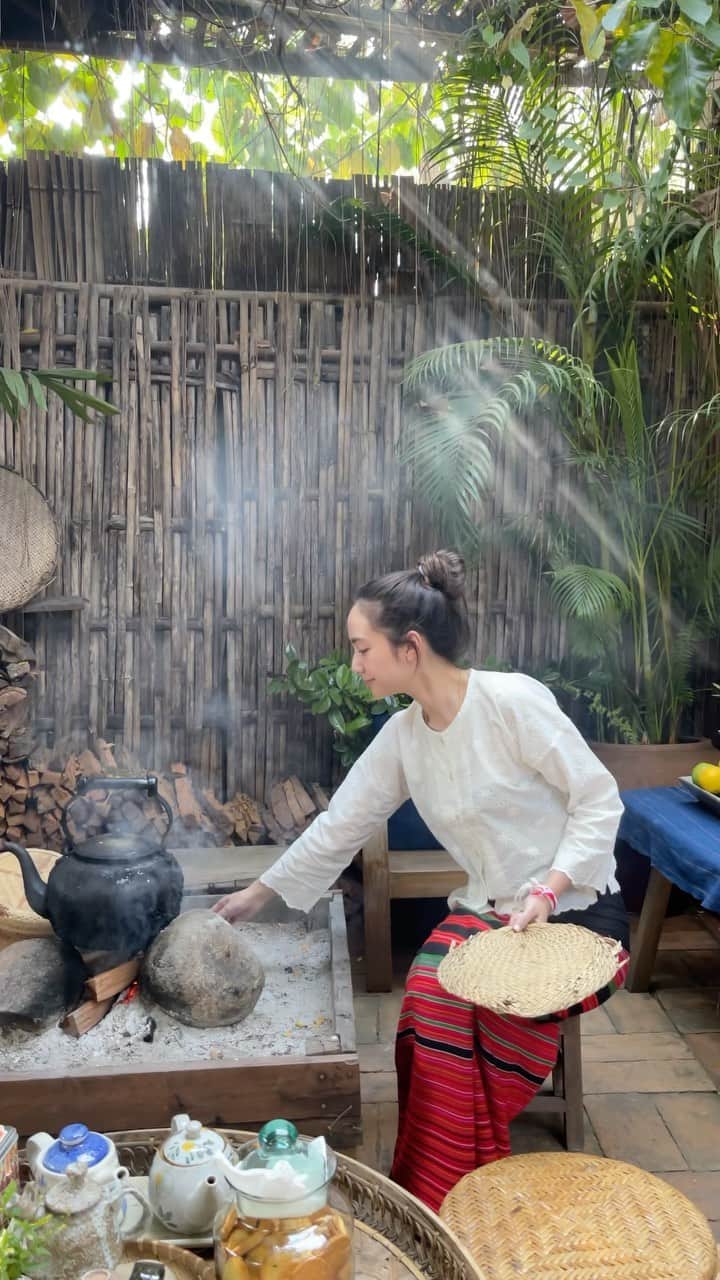 インヤのインスタグラム：「บ้านงามแสงเดือน☕️🍰 ทำให้หญิงอยากอนุรักษ์วัฒนธรรมของเหนือไว้ มาบ้านนี้ทำให้รู้สึกผ่อนคลายและสงบใจมากๆค่ะ กาแฟและเค้ก หอมอร่อย เสื่อผ้าก็งาม เจ้าของร้านก็ใจดี ขอบคุณที่ตอนรับเราอย่างดีนะคะ #บ้านงามแสงเดือน #เชียงใหม่ #cnx #chiangmai #คาเฟ่เมืองเหนือ #คาเฟ่」