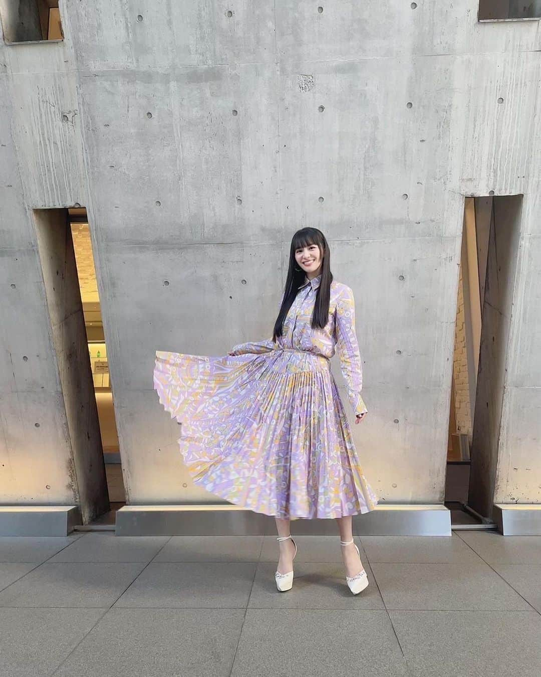 Perfumeさんのインスタグラム写真 - (PerfumeInstagram)「お嬢様みたいなドレス🤍🕊大プリーツがテンションぶち上がり😘🥇このヒールのストラップ華奢ほそぉぉぉ！😂顔横の元前髪も伸びてきました💕自然にaikoヘア実現🥰うふふふ  #prfm #PerfumeCloset  ********  #ドラ恋 第11話まで配信中です📺✨引き続きお楽しみに！  "Falling in love like a romantic TV drama ~Kissing the tears away~" episode 11 is now available! Make sure to check it out!」1月9日 23時49分 - prfm_official