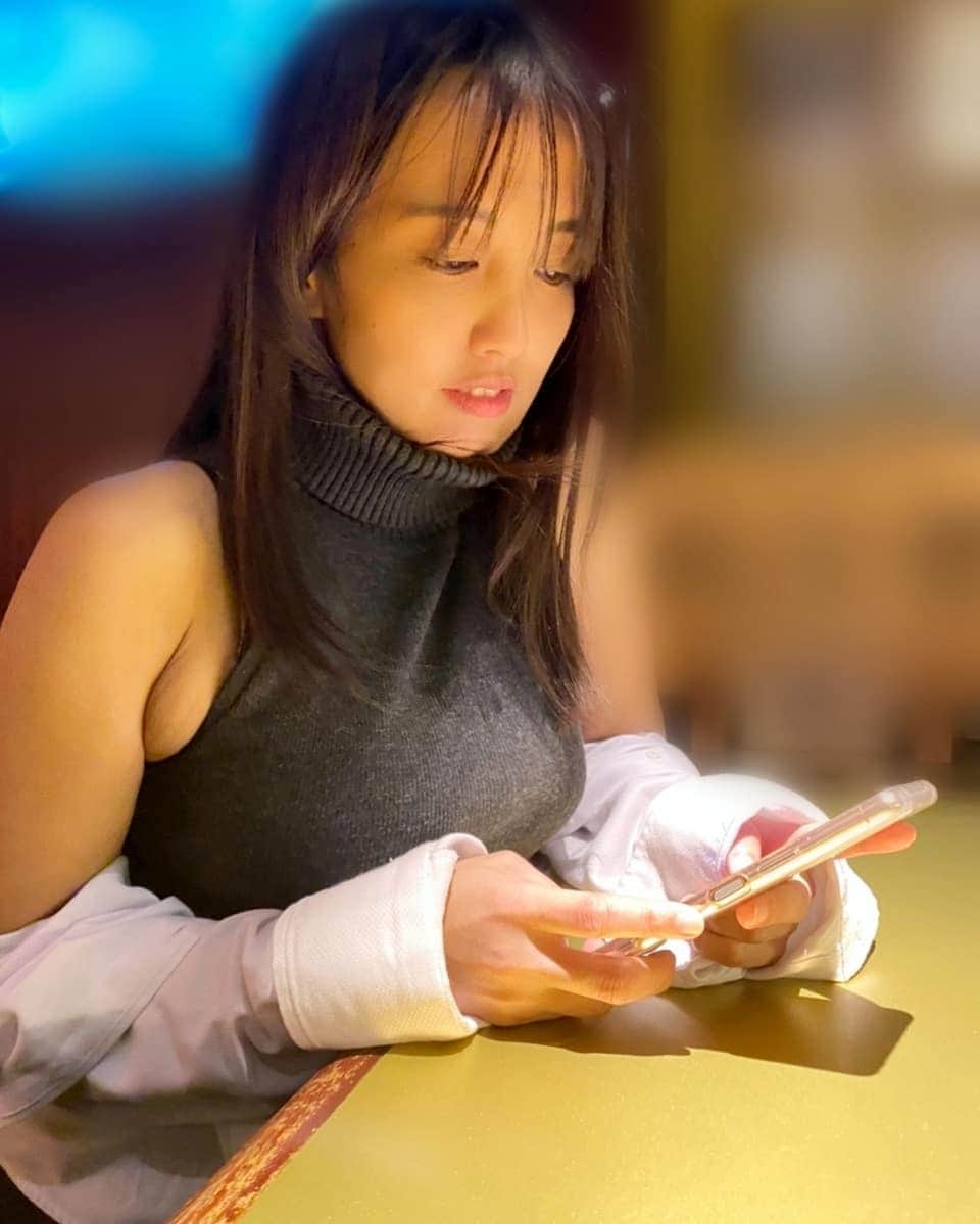 日里麻美のインスタグラム：「* はみ出るを主張  脇肉はみ出しちゃう 恥ずかしいんよね。 * * *  【販売中】 💠抑えきれない胸の鼓動　DVD & Blu-ray Amazonなどで購入できます 💠グラビア学園　グラビア動画&デジタル写真集　Amazon、DMMで購入できます  【TV、Web】 💠さまぁ～ずチャンネル　『訳あり女』  💠YouTube　『ひさっちゃんねる』で検索  【イベント】 💠1/12  まーすた王子店ゲスト🀄 💠1/13 まーすた下北沢店ゲスト🀄 💠1/21  TIPSTAR 💠1/26  役者bar(主催) 💠2/5  野球イベント(主催) * * * * #乳圧女 #着衣巨乳 #着衣でも主張 #乳圧 #おっぱいの大きいお姉さんは好きですか #hisato」