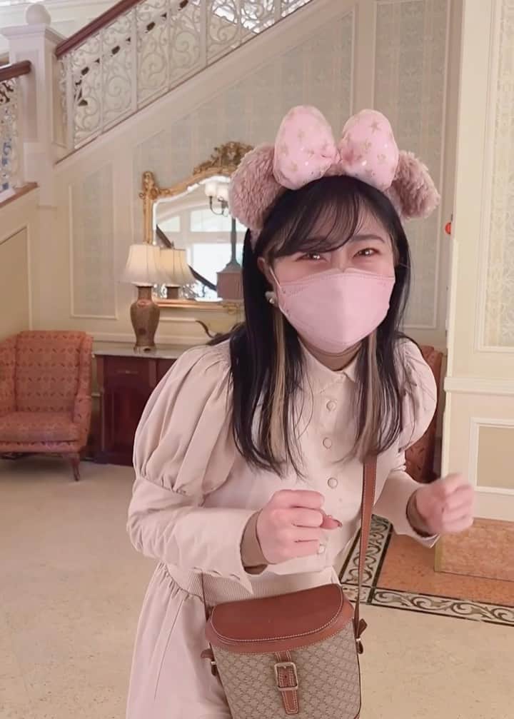 中島奈津希のインスタグラム：「👩🏻🔁🧸 ⁡ ⁡ ⁡ ⁡ ⁡ 今日は早起き😪⏰ ⁡ ⁡ ⁡ ということで、、 へーーーーーーんしん👩🏻🔁🧸 【#変身ディズニーバウンド 155】 ⁡ ⁡ ⁡ ⁡ ⁡ ⁡ さっきの投稿のカチューシャは #シェリーメイ を付けたよ😍😍 ⁡ 当たった子いるかな🤭❤️？？ ⁡ ⁡ ⁡ ⁡ わたしには珍しくかな？と思って みんなに聞いたのだけど、 振り返ったら ダフメイどっちも同じぐらい付けてた😂😂❤️笑 ⁡ ☁️☁️☁️☁️☁️☁️☁️☁️☁️☁️☁️☁️☁️☁️ #disneysisters_jp ←#中島姉妹 ディズニーまとめ👭🏻 @nakajimasisters_jp ←中島姉妹アカウントできました👭🏻 #東京ディズニーシー　 #ディズニーランドホテル　 #ディズニーバウンド」