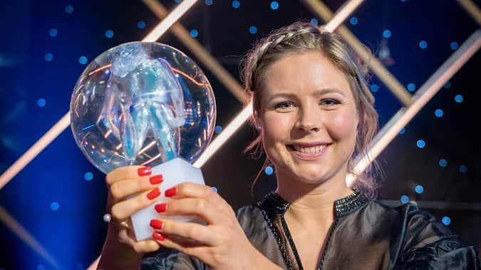 マーレン・ルンビのインスタグラム：「Tusen takk til folket som stemte meg frem til «Årets navn» i går. Takk til @hopplandslaget som jeg ikke hadde klart meg uten. Og takk til alle som bidrar. Nå går vi for nye eventyr(i hoppbakken) 🤗」