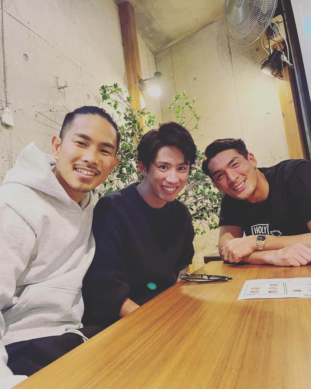Taka さんのインスタグラム写真 - (Taka Instagram)「日本に帰ったらいつも集まる3人！ 終始爆笑 一翔も年末の試合お疲れ様！ 槙野は新しい地でこれかは頑張って！応援してるよ！」1月9日 16時32分 - 10969taka