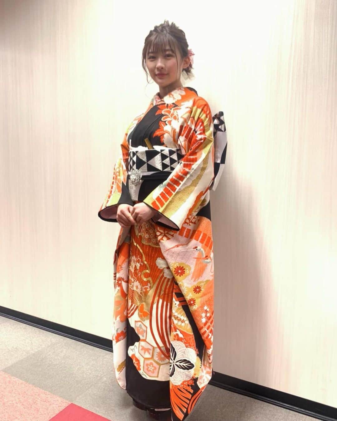 伊藤沙莉のインスタグラム：「#ミステリと言う勿れ  配信イベント ご来場くださった方々 配信観てくださった方々 ありがとうございました！  楽しい時間でした❤️  本日はメイクのaiko(ふぁーびー)の 着物のお店のお着物を 着させて頂きました！  @himari_kimono  @furisode_hakama_himari   とーっても可愛いです❤️ そしてそして 明日まさにふぁーびーは お店の仲間達と死ぬほど働きます🤪  がんばれふぁーびーと仲間達！ まだ少し空きがあるみたいです！ そして明日だけじゃなくても お写真撮ってくれたり メイクしてくれたりするので 是非チェックしてみてくださいね☺️  #新成人の皆様おめでとうございます」