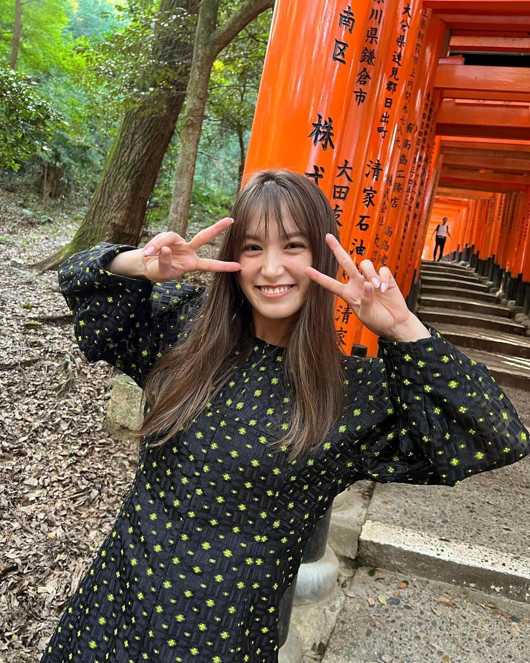 トラウデン直美さんのインスタグラム写真 - (トラウデン直美Instagram)「伏見稲荷にて⛩ フォトブックの撮影の最初のロケ地！ パパが伏見稲荷大好きで、小さい頃からちょこちょこ訪れていたんです☺️  フォトブックでは思い出の地をたくさん巡っています〜🐯発売までもうあと少し✨」1月9日 17時32分 - naomi_trauden_