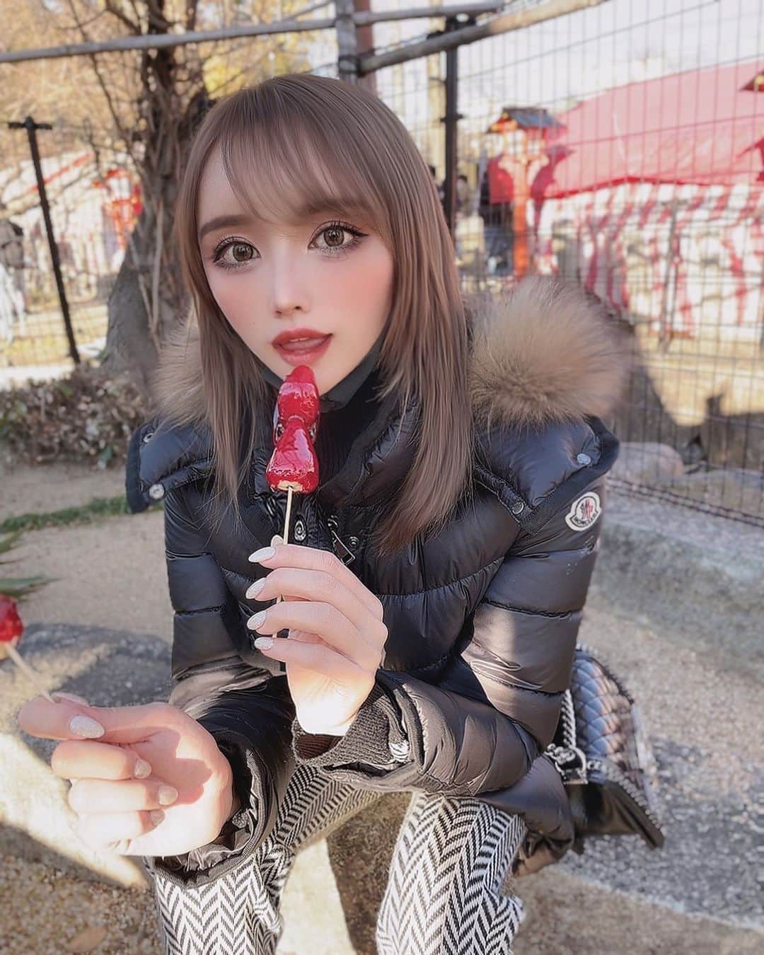 のインスタグラム：「⁡ ⁡ ⁡ いちご飴🍓 この写真もりのんが撮ってくれたの☺️☺️💕 ⁡ ⁡ 今年は大吉じゃなかったむしろ何出たかも忘れた なんでもいいけど当たる占いとかいきたい🔮 ⁡」