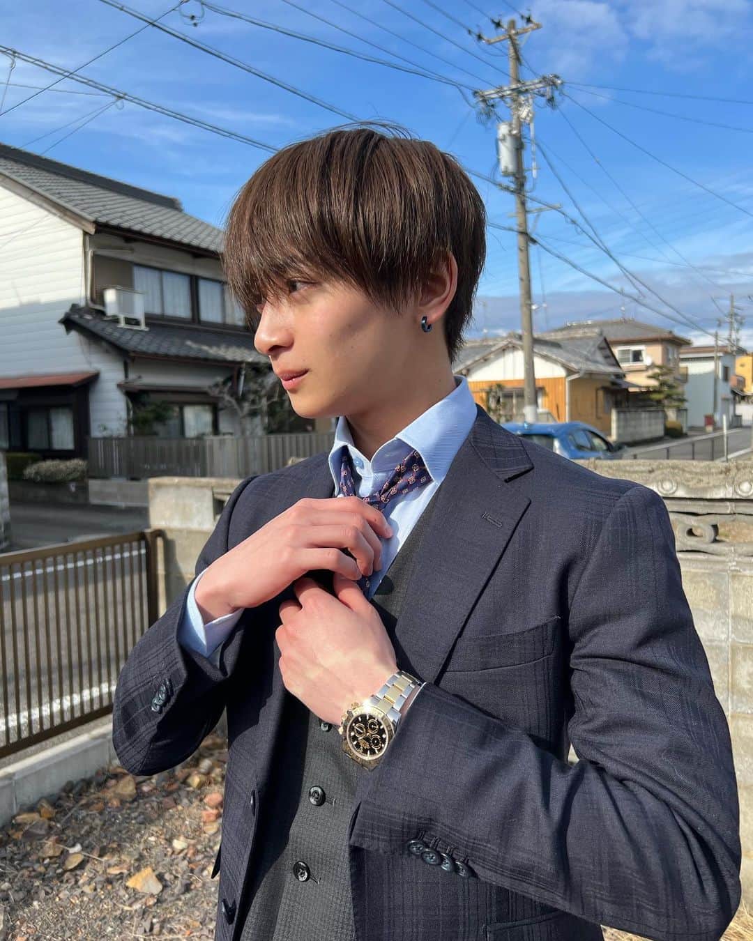 坂井翔のインスタグラム：「20年間育ててくれた両親に感謝して、無事成人式を迎えました！  ネクタイが気になって気になって... #成人式」