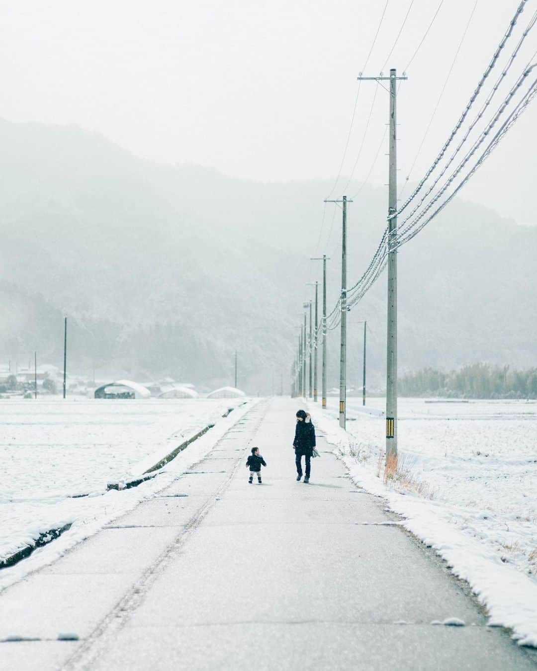 Kobe Japan Water artのインスタグラム：「"White world❄️" 僕たち以外、みんな真っ白☃️」