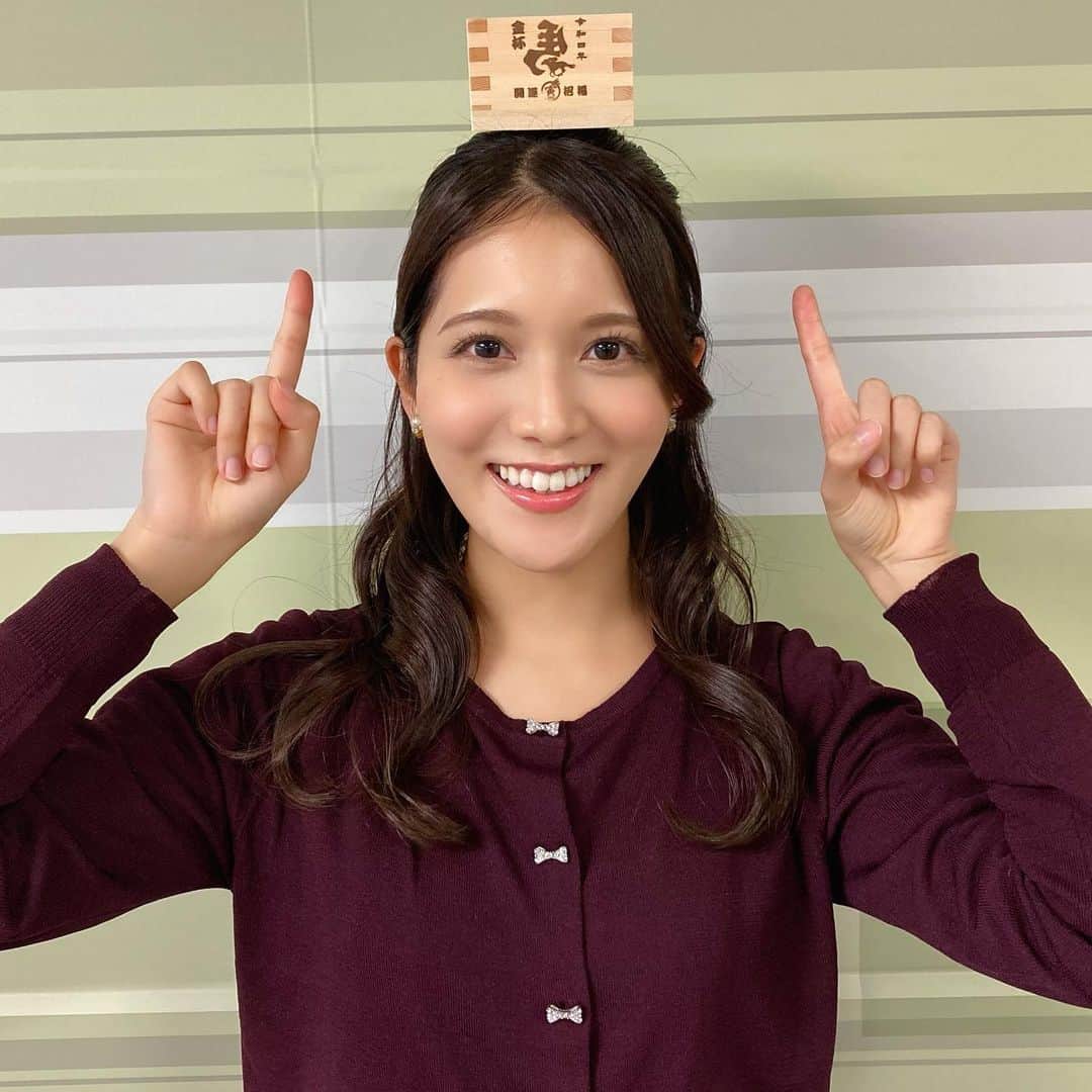 のインスタグラム：「▷▶︎▷▶︎ * * 2022年1月9日  グリーンチャンネル中央競馬全レース中継パドック担当させて頂きました✨ 今年もしっかりパドックをお伝え出来ればと思いますし😊 プライベートでも現地観戦含め、競馬を楽しんでいきたいと思います☺️ 2022年も競馬ファンの皆様宜しくお願い致します🙇‍♀️ * * (オフモードになると、すーぐこういう事しちゃうね😚)」