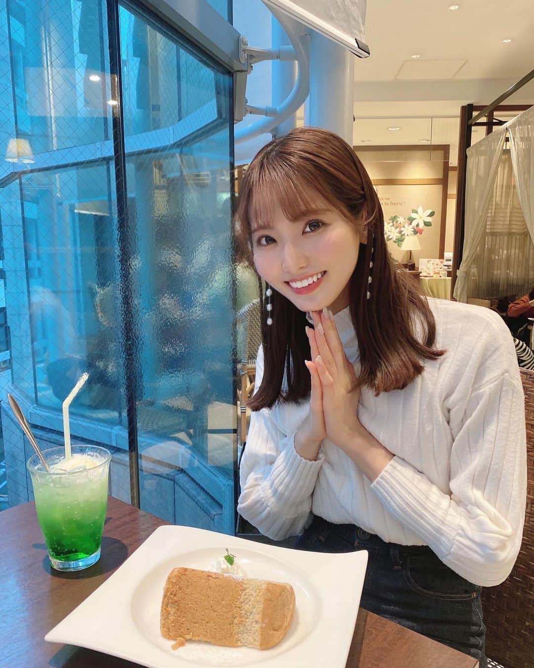 山下七子さんのインスタグラム写真 - (山下七子Instagram)「お母さんとカフェでのんびーりしたりする日が好きです🍰☕️♡  紅茶のシフォンケーキにクリームソーダ🍈素敵だ！  #福岡カフェ #カフェ巡り」1月9日 19時13分 - yamashita_nanako