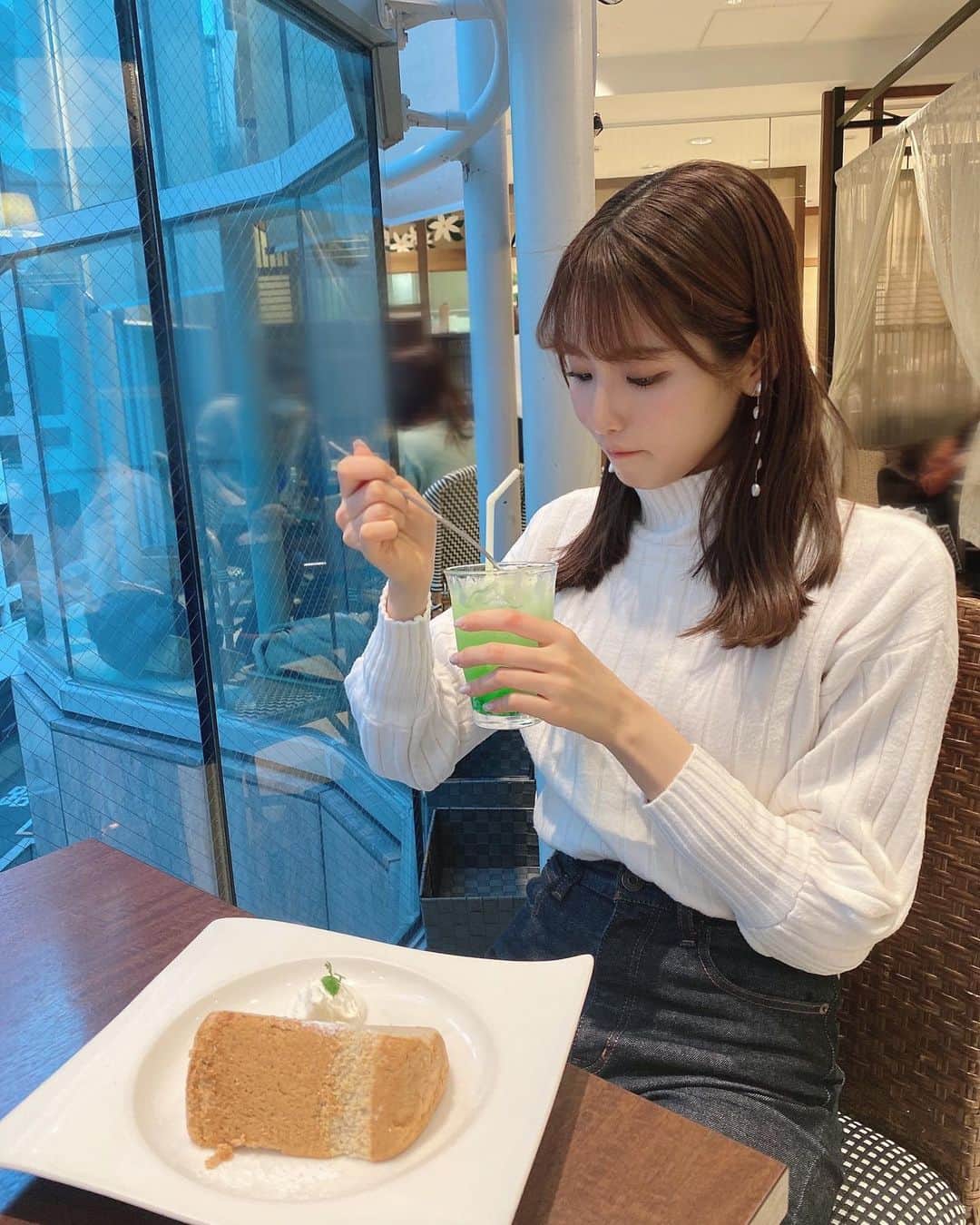 山下七子さんのインスタグラム写真 - (山下七子Instagram)「お母さんとカフェでのんびーりしたりする日が好きです🍰☕️♡  紅茶のシフォンケーキにクリームソーダ🍈素敵だ！  #福岡カフェ #カフェ巡り」1月9日 19時13分 - yamashita_nanako