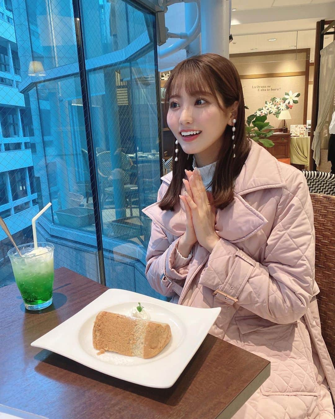 山下七子さんのインスタグラム写真 - (山下七子Instagram)「お母さんとカフェでのんびーりしたりする日が好きです🍰☕️♡  紅茶のシフォンケーキにクリームソーダ🍈素敵だ！  #福岡カフェ #カフェ巡り」1月9日 19時13分 - yamashita_nanako