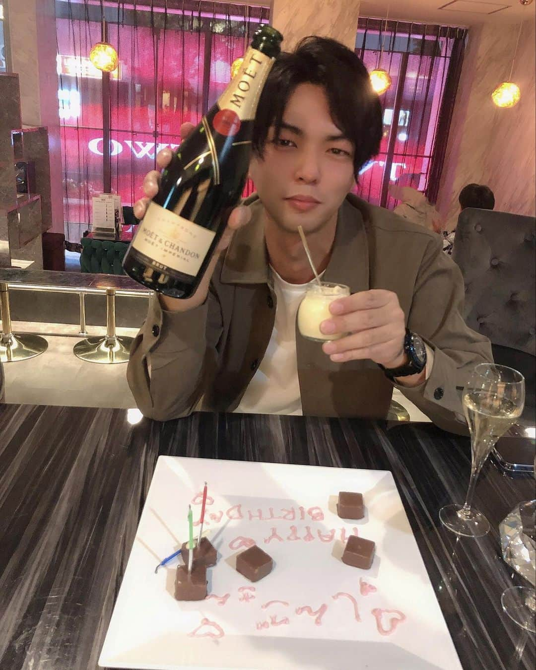 さやかさんのインスタグラム写真 - (さやかInstagram)「帯広最高記録birthdayシャンパン🍾②②②本目🥂連続記録で🥏 🌸🌻🌸twentytwo🌸🌻🌸 皆んなと一緒にこの時代に思い出を作りたいです🥂🥂🥂🥂🥂が、 8/13金STAR〜✨〜11/1月GOOL 🙌を🧡達成しました🙌81日連続で232本愛❤️‍🔥🍾の頂きました🙌 本当に幸せ✨✨✨✨✨🤗🙌  🍬🍬64日目連続🍬🍬 birthday🍾181本目頂きました🥰✨⭐️ happy birthday to you 素敵な瞬間を楽しく過ごせて幸せ者です🙌 ありがとうございました 救世主〜✨  twenty twoご来店ありがとうございます❤️  👙👙👙さやか9月4日happy birth day👙👙👙 本当に一日一日の出逢いに 感謝しています♥️ お祝いありがとぅございました♥️  いつもInstagramを見てくださり、　 本当にありがとうございます❤️ ２０２１.４.２２より IIII🫖 トゥエンティートゥーOpenさせて頂きました。  本当に素敵なお客様のおかげで ＜19時から2時＊週末3時＞まで 年中無休で営業させていただいております。  本当に本当に感謝の気持ちでいっぱいです。 ✨ありがとうございます♪✨⭐️✨⭐️  🅿︎ｓ.スタッフ紹介 🛼🛼🛼🛼🛼🛼 プロデューサー❤️‍🩹姉のあすか＝あっちゃん ディレクター　❤️‍🩹妹のさやか＝さやか 期待の新人　　❤️‍🩹母のきよみ＝ママ  気軽に声をかけてください(๑˃̵ᴗ˂̵)و❤︎*⑅୨୧  ♪帯広街中のエルプラザ１階 ✨BARのお店です！！！ お得な飲み放題システムで リピーターのお客様《続々》に助けられて営業中です🙌 🫖オシャレ&居心地の良いお店 @twentytwo4.22  🫖個性的でユーモア&笑顔が絶えないスタッフ @ask5086  @ssayaka0904  @egao9712289434  初めてのお客様こそ大歓迎です！ 扉を開けるのに勇気が無い人は、 沢山外から覗いてみてください〜🙌 私達スタッフが駆けつけます✨  開店お祝いのお花が沢山届いて驚きと、 感謝でいっぱいです！ お祝いの品も沢山頂きました✨本当に感謝いっぱいです！ 🛼🛼🛼🛼🛼🛼 皆様からの暖かい心をバネに常にやる気満々で、 北海道一有名なBARにします！ 🫖 3500円飲み放題チャージ料無料 カウンター、ボックス席、ソファー席🛋お好きな席選べます✨ 帯広西2条南10丁目2番地エルプラザ1階 ｔｅｌ0155-67-0024 でお待ちしております✨ 🫖  ２２IIIIトゥエンティートゥー さやか→Instagram🦋 https://www.instagram.com/ssayaka0904/ も✨2.1万人✨なりました🙌改めて本当にありがとうございます✨ 🦋🦋🦋🦋今後とも宜しくお願い致します。 ⚠️イチナナLIVEアプリ⚠️ダウンロード無料です ⚠️毎朝待ってます  https://lit.link/sayaka0904 #帯広トゥエンティートゥー#帯広TWENTYTWO#帯広エルプラザ #帯広さやか#帯広バー#帯広BAR #帯広22#帯広北海道初#帯広 #十勝帯広 #帯広飲み屋 #帯広写真  #北海道 #帯広可愛い #帯広ホステス #帯広飲み放題 #帯広アルバイト募集#帯広アルバイト#帯広求人 #帯広おすすめ #帯広女の子#帯広バイト募集 #帯広オシャレ#帯広グルメ#帯広看板娘#帯広祭り#帯広コスプレ#帯広イベント#帯広#帯広カフェ」1月9日 19時13分 - sa0904ya