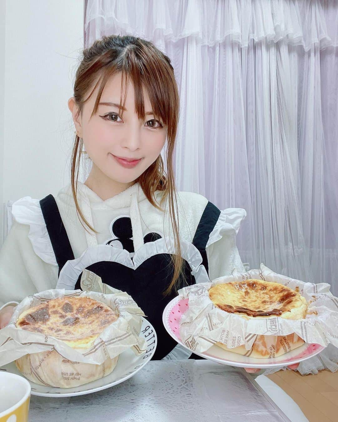 satomiさんのインスタグラム写真 - (satomiInstagram)「🧀🌸🎁 ・ 1/2は母の誕生日だったので今年は バスクチーズケーキでお祝い🎂 ・ 熟成バスクチーズケーキ専門店（@agingcheesecake）様の ⁡熟成タイプ・非熟成タイプ2種のグルテンフリーのバスクチーズケーキ🧀 ． 熟成タイプは凄い！！今まで濃厚、ねっとり感NO1🏅最高すぎました🤤 ・ 熟成させることで旨味成分のグルタミン酸が約2倍になってるんだって！ ． 非熟成は半解凍でアイス風にしてたべたりチンしました笑 うま！爆食家族なので秒でなくなりました・・・🥰 ． ⁡ クラファンで初日で150万円売り上げてる大ヒット商品✌️ 35%OFFで買えました！わーい！ ． #いつもありがとう　 #母に感謝　#お誕生日おめでとう ． PR @agingcheesecake #熟成バスクチーズケーキ  #バスクチーズケーキ  #チーズケーキ  #お取り寄せスイーツ  #スイーツ  #チーズケーキ専門店  #agingcheesecake #お取り寄せグルメ #さとみのグルメ記録 #スイーツ好きと繋がりたい   #チーズケーキ好きな人と繋がりたい #スイーツ女子 #スイーツ男子 #Basquecheesecake #おうちカフェ #クラウドファンディング #甘党トレーニー #筋トレ女子 #お誕生日ケーキ」1月9日 19時25分 - saatoomii47