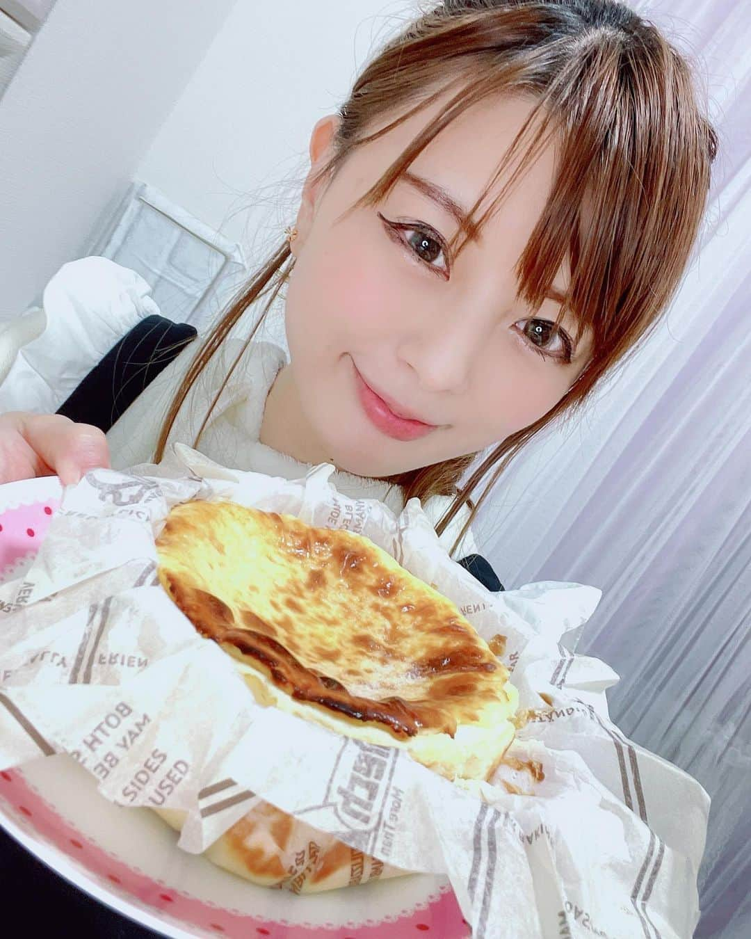 satomiさんのインスタグラム写真 - (satomiInstagram)「🧀🌸🎁 ・ 1/2は母の誕生日だったので今年は バスクチーズケーキでお祝い🎂 ・ 熟成バスクチーズケーキ専門店（@agingcheesecake）様の ⁡熟成タイプ・非熟成タイプ2種のグルテンフリーのバスクチーズケーキ🧀 ． 熟成タイプは凄い！！今まで濃厚、ねっとり感NO1🏅最高すぎました🤤 ・ 熟成させることで旨味成分のグルタミン酸が約2倍になってるんだって！ ． 非熟成は半解凍でアイス風にしてたべたりチンしました笑 うま！爆食家族なので秒でなくなりました・・・🥰 ． ⁡ クラファンで初日で150万円売り上げてる大ヒット商品✌️ 35%OFFで買えました！わーい！ ． #いつもありがとう　 #母に感謝　#お誕生日おめでとう ． PR @agingcheesecake #熟成バスクチーズケーキ  #バスクチーズケーキ  #チーズケーキ  #お取り寄せスイーツ  #スイーツ  #チーズケーキ専門店  #agingcheesecake #お取り寄せグルメ #さとみのグルメ記録 #スイーツ好きと繋がりたい   #チーズケーキ好きな人と繋がりたい #スイーツ女子 #スイーツ男子 #Basquecheesecake #おうちカフェ #クラウドファンディング #甘党トレーニー #筋トレ女子 #お誕生日ケーキ」1月9日 19時25分 - saatoomii47