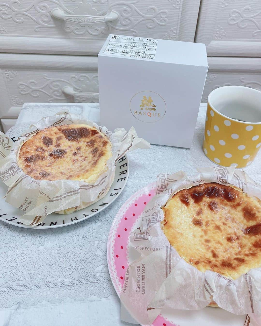 satomiさんのインスタグラム写真 - (satomiInstagram)「🧀🌸🎁 ・ 1/2は母の誕生日だったので今年は バスクチーズケーキでお祝い🎂 ・ 熟成バスクチーズケーキ専門店（@agingcheesecake）様の ⁡熟成タイプ・非熟成タイプ2種のグルテンフリーのバスクチーズケーキ🧀 ． 熟成タイプは凄い！！今まで濃厚、ねっとり感NO1🏅最高すぎました🤤 ・ 熟成させることで旨味成分のグルタミン酸が約2倍になってるんだって！ ． 非熟成は半解凍でアイス風にしてたべたりチンしました笑 うま！爆食家族なので秒でなくなりました・・・🥰 ． ⁡ クラファンで初日で150万円売り上げてる大ヒット商品✌️ 35%OFFで買えました！わーい！ ． #いつもありがとう　 #母に感謝　#お誕生日おめでとう ． PR @agingcheesecake #熟成バスクチーズケーキ  #バスクチーズケーキ  #チーズケーキ  #お取り寄せスイーツ  #スイーツ  #チーズケーキ専門店  #agingcheesecake #お取り寄せグルメ #さとみのグルメ記録 #スイーツ好きと繋がりたい   #チーズケーキ好きな人と繋がりたい #スイーツ女子 #スイーツ男子 #Basquecheesecake #おうちカフェ #クラウドファンディング #甘党トレーニー #筋トレ女子 #お誕生日ケーキ」1月9日 19時25分 - saatoomii47