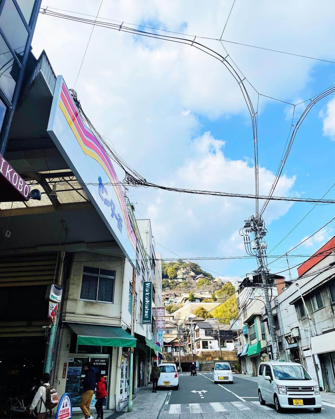 わちみなみのインスタグラム：「センター街🌈  坂道と、アーケードと海と電線と、、🚢  素敵な街☺︎  #尾道　#広島」
