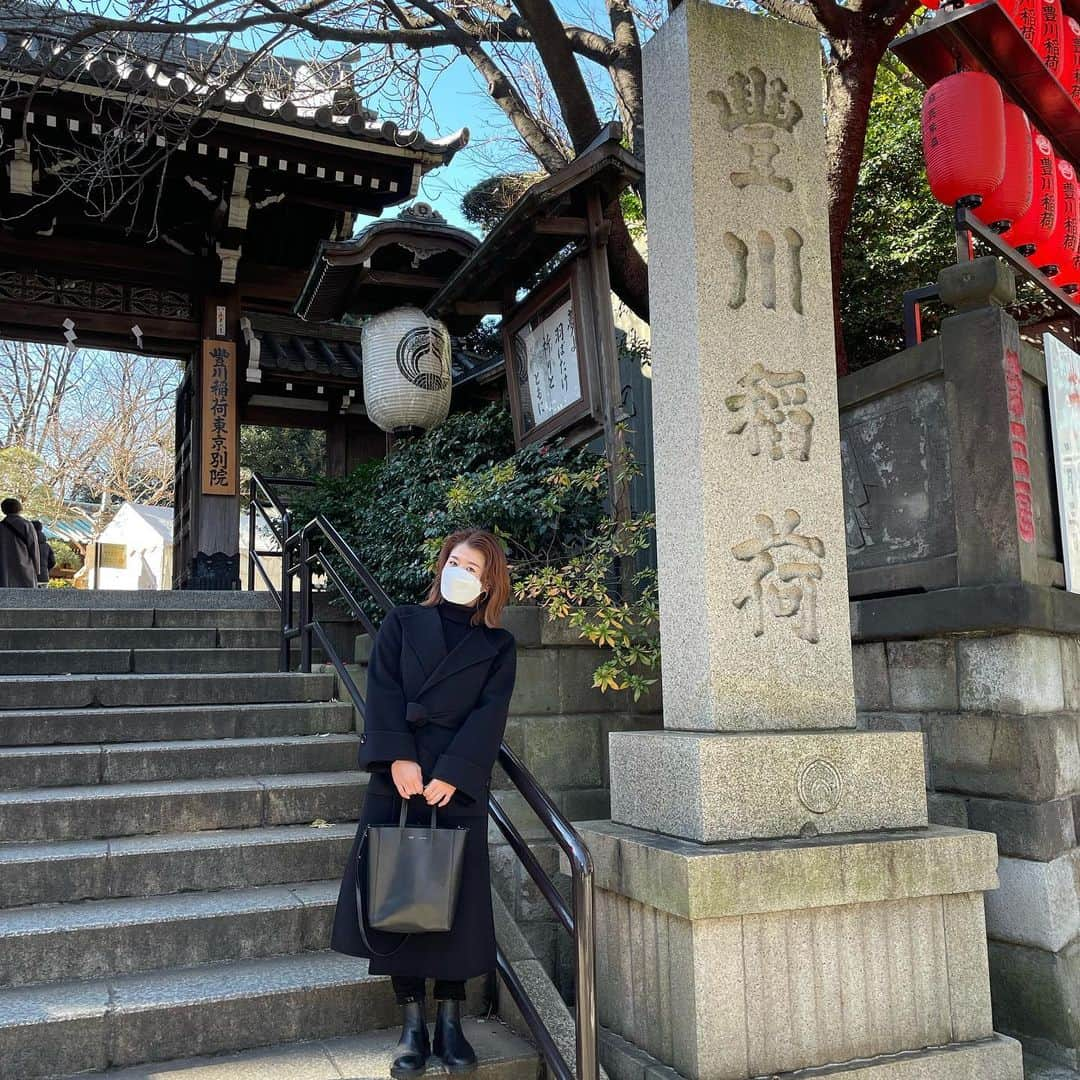 藤井瑞希さんのインスタグラム写真 - (藤井瑞希Instagram)「・ ・ ２日連続で詣ました☺️⛩☀️ ・ お願い事皆んなは何する〜？ ・ 私昔から、 『自分と家族と大切な人が健康でありますように。』の一択です‼️ ・ 他のことは努力して自分で掴めばいいじゃんと思っているので😇 ・ そんなことを書きながら 気の強い女だなぁ〜と自分のことを思いました。笑笑 ・ ・ #初詣 #2回目 #豊川稲荷 #親友と」1月9日 19時30分 - bdmntnfujiimizuki