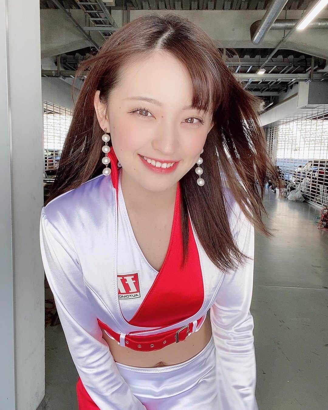 のインスタグラム：「富士耐久レース優勝しました‼︎🏆  今回初めてEMSCさんの レースクイーンとして 参加して優勝が見れてとても嬉しかったです💕  衣装もこの日の為に作って用意してくれてすごく可愛い🥺  次回1月30日 筑波サーキット耐久レース  こちらは撮影会もあるみたいなので是非 遊びにきてください🥰  この衣装でお写真撮れるのは最初で最後かも？！  そして、仲良くなった てーらちゃんが最高に美少女で飲みべ高くて優しくてすきになりすぎた🤦‍♀️  また沢山ストーリーも載せるので見ててね💕」