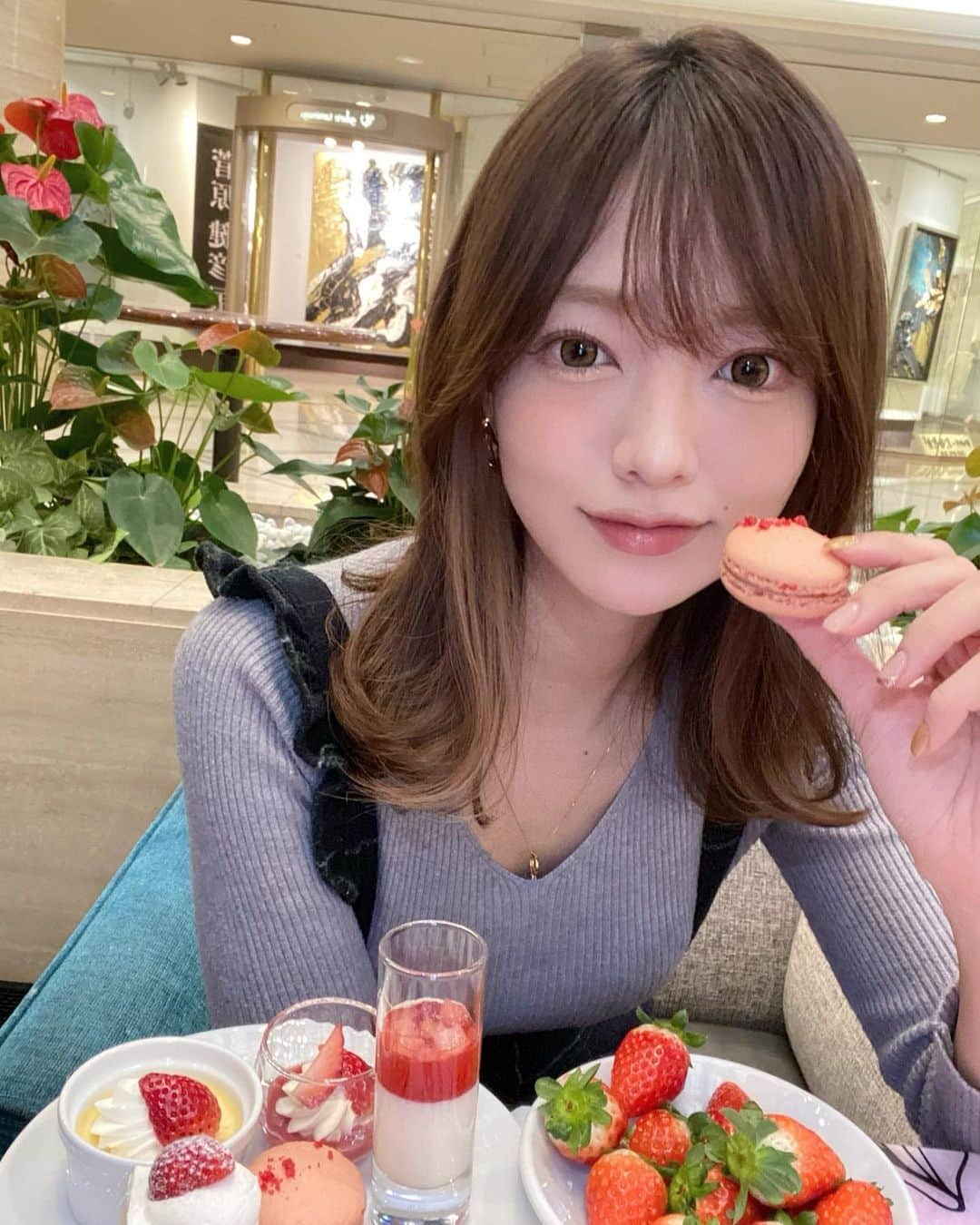 八千恵(やっちん)さんのインスタグラム写真 - (八千恵(やっちん)Instagram)「ぴょんちゃんゆうかちと @newotani_osaka のいちごブッフェ いってきたよ〜〜♡ . 私は甘いのずっと食べられへんけど ご飯系も充実してて最高やった🤤 . 別途注文できる紅茶がめっちゃ おいしくてびっくりした🥺 . . いちごブッフェ最高🍓🍓 . . #newotani #ホテルニューオータニ大阪 #いちごブッフェ #大阪アフタヌーンティー #いちごフェア #大阪カフェ  #いちごブッフェ2022 #newotaniosaka」1月9日 19時48分 - ya____ch