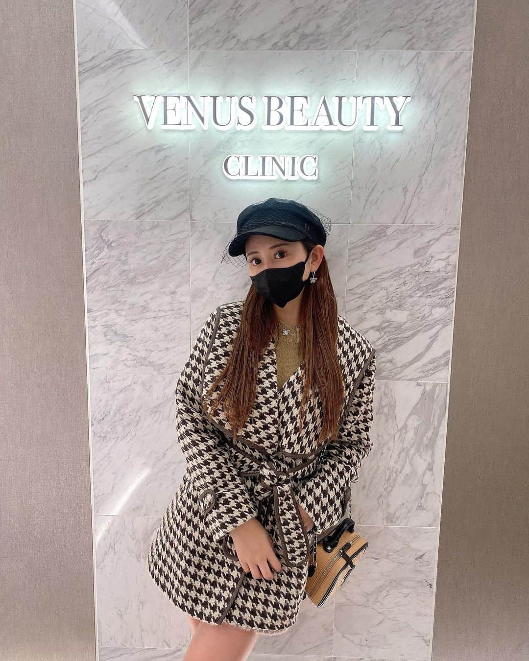 SHIHOさんのインスタグラム写真 - (SHIHOInstagram)「. . #beauty 🤍🤍🤍🤍🤍 . . (( @venus_beauty_clinic )) . ヴィーナスクリニックで7回目の ダーマペンをしてきました✨！ . . . アンチエイジングや再生治療に効果的なの(*´───`*)✨ . ニキビ跡やニキビを改善して 美肌になるために💓💓💓 . . 前にやったときちょー感動して😭💓 今回はダウンタイムをしっかり取れたから 気になるニキビ跡のところを少し深めに 刺してもらったから赤みが強い😗👍 . . 麻酔クリームをするから痛みはなかったです😍 . 2、3日は赤みが出るみたいなんですが お肌がほんっとにつるっつるに なるから毎回楽しみだ〜っっ🥳💋 . . @venus_beauty_clinic  ありがとうございました🤍🤍🤍 . . . #venusbeautyclinic #venusbeauty #clinic #美肌ケア #美肌 #スキンケア #美白ケア #毛穴ケア #ダーマペン経過 #ダーマペン治療 #ダイエット #トレーニング #尻トレ #自宅トレーニング #ヒップアップ #ファッション #楽痩せ #バストアップ #バストアップメニュー #バストアップ成功 #ダイエットメニュー #酵素ドリンク #酵素 #着圧ソックス #メイク #ランジェリー #diet #bodymake #training」1月9日 19時55分 - cham_pipi